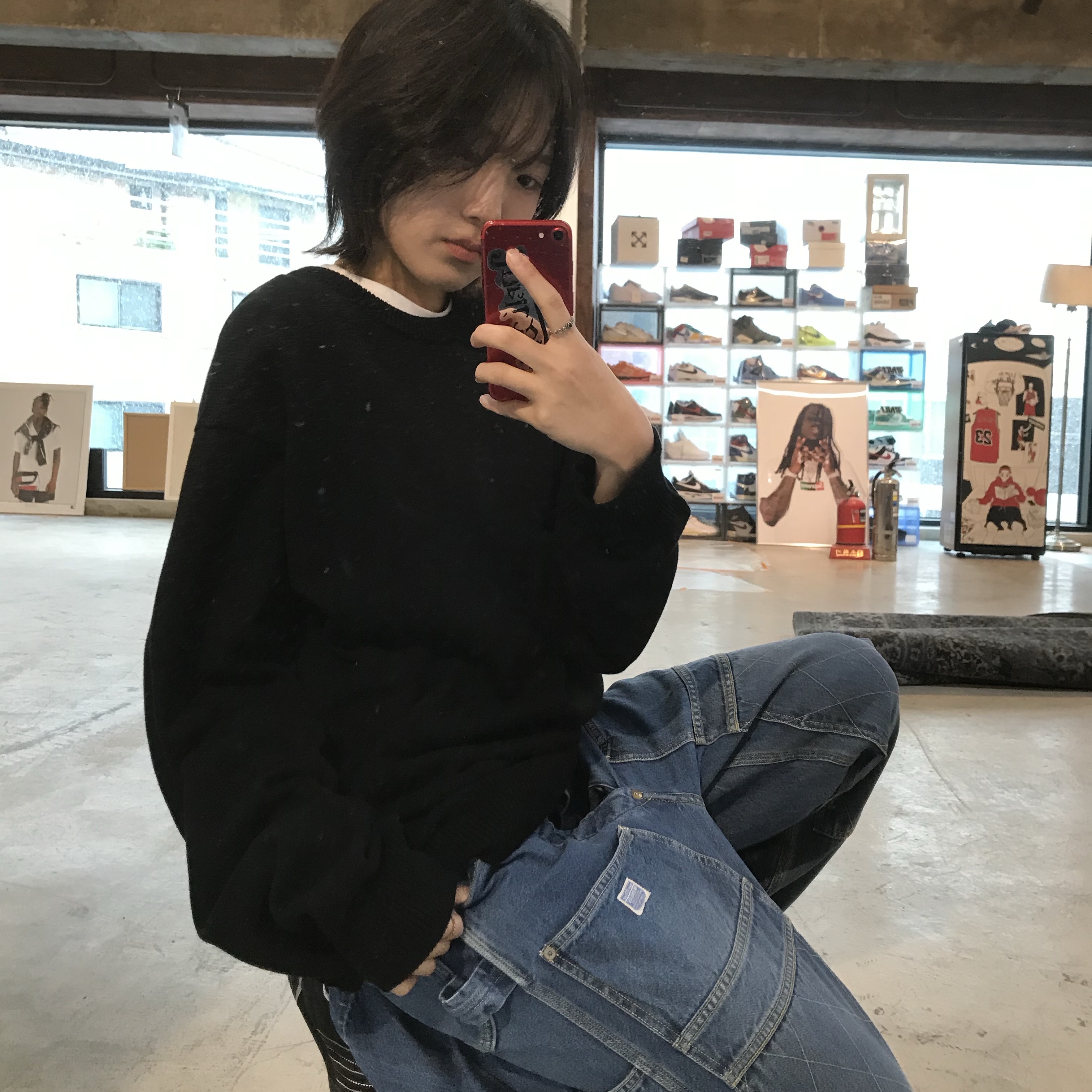스투시 라구나 아이콘 스웨터 블랙, 캐피탈 11.5온즈 데님 럼버 팬츠 인디고 (프로세싱) 착용 스타일 - 2