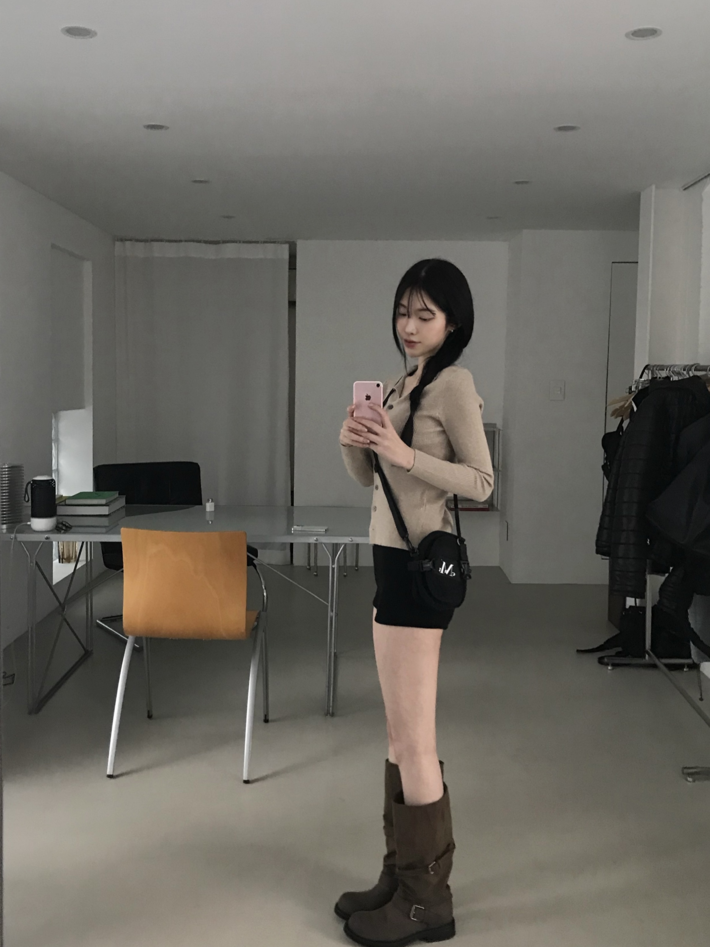 무센트 베이 2 버클 스트링 나일론 백팩 블랙, 무센트 캠퍼 2 웨이 카라비너 미니 백 블랙 착용 스타일 - 2
