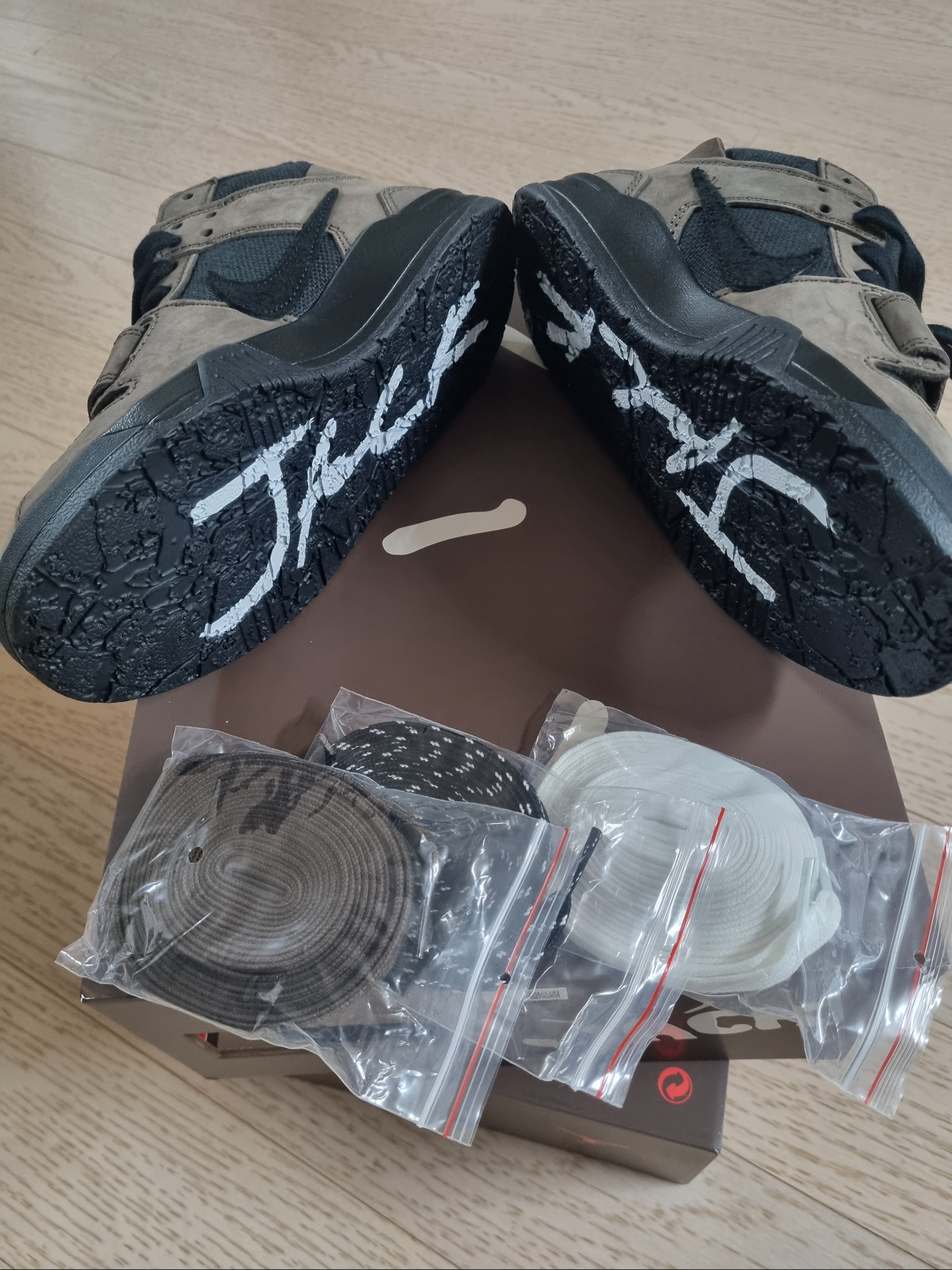 Jordan x Travis Scott Jumpman Jack TR Black and Dark Mocha 착용 스타일 - 2