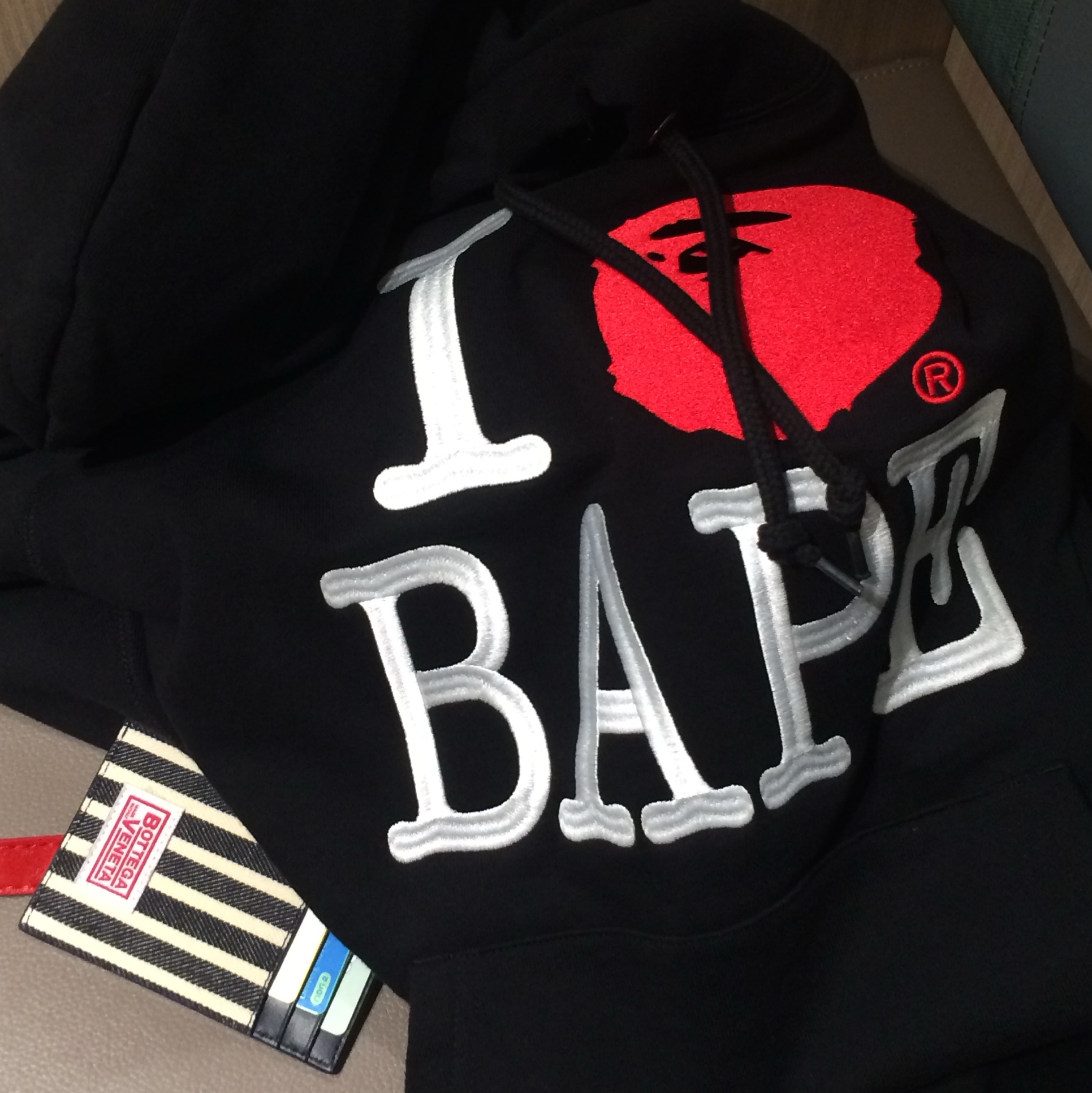 (W) BAPE I Love BAPE Pullover Hoodie Black, Bottega Veneta Cassette Card Case Navy White 착용 스타일