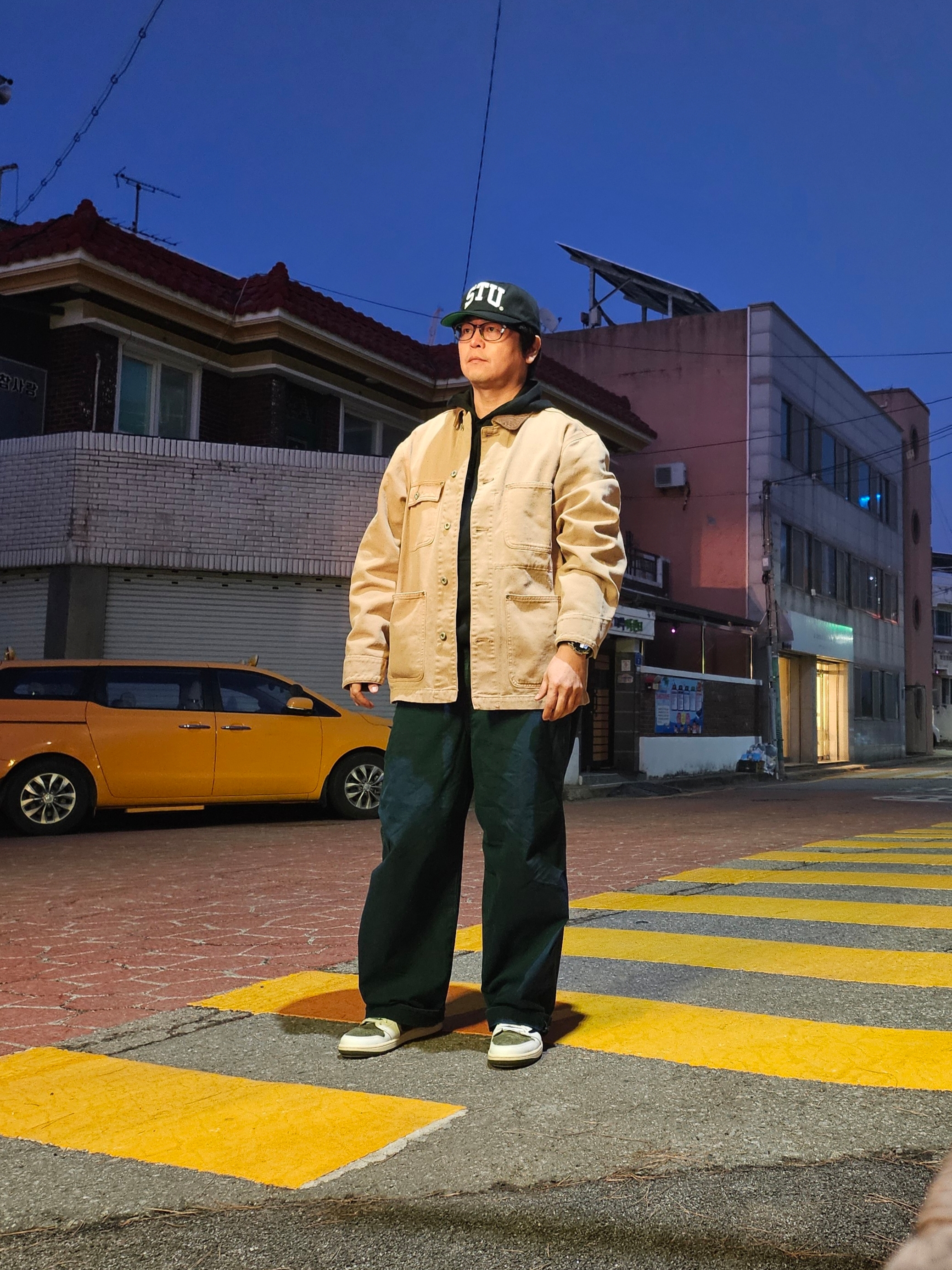 Jordan 1 x Travis Scott Retro Low OG SP Reverse Olive, Uniqlo C Wide Parachute Pants Denim Blue - JP 착용 스타일 - 3