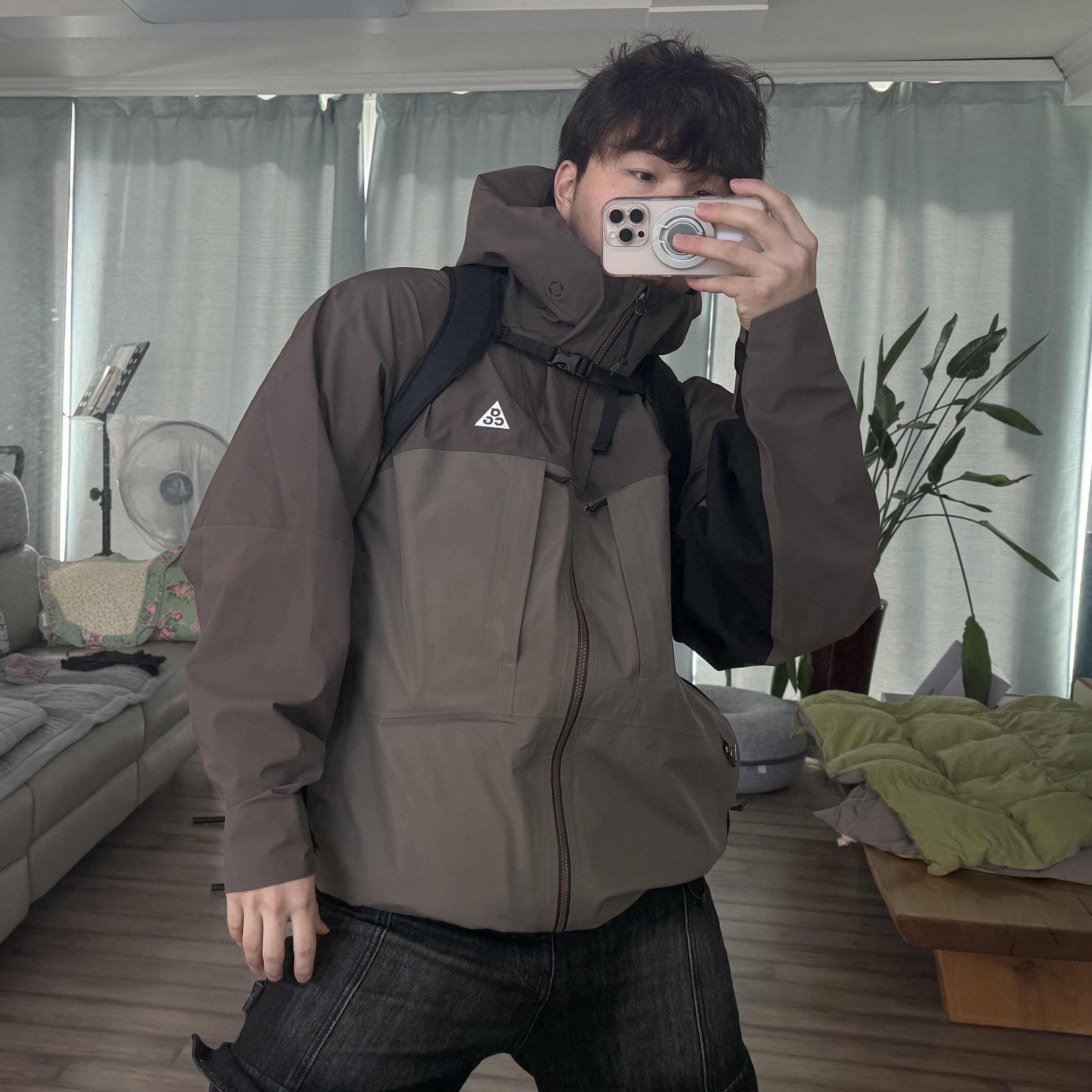 Nike ACG Storm-Fit ADV Gore-Tex Misery Ridge Jacket Iron Stone - US/EU, Arc'teryx Mantis 26 Backpack Black 착용 스타일 - 1