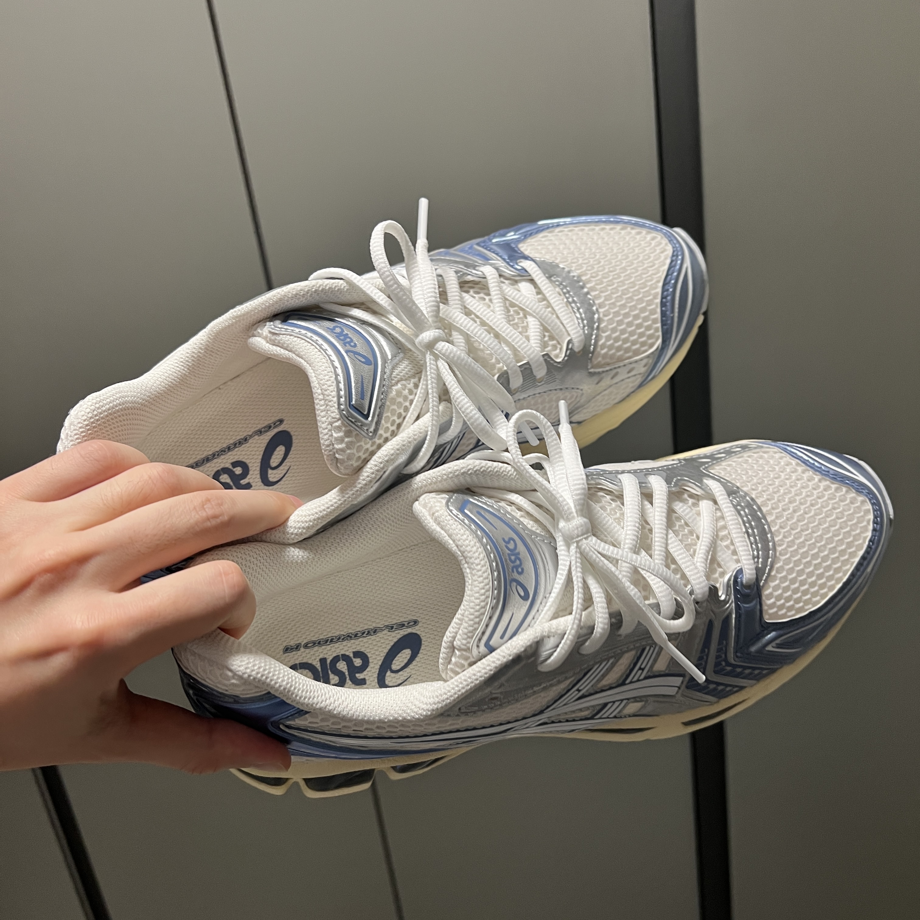 Asics Gel-Kayano 14 Metallic Blue 착용 스타일