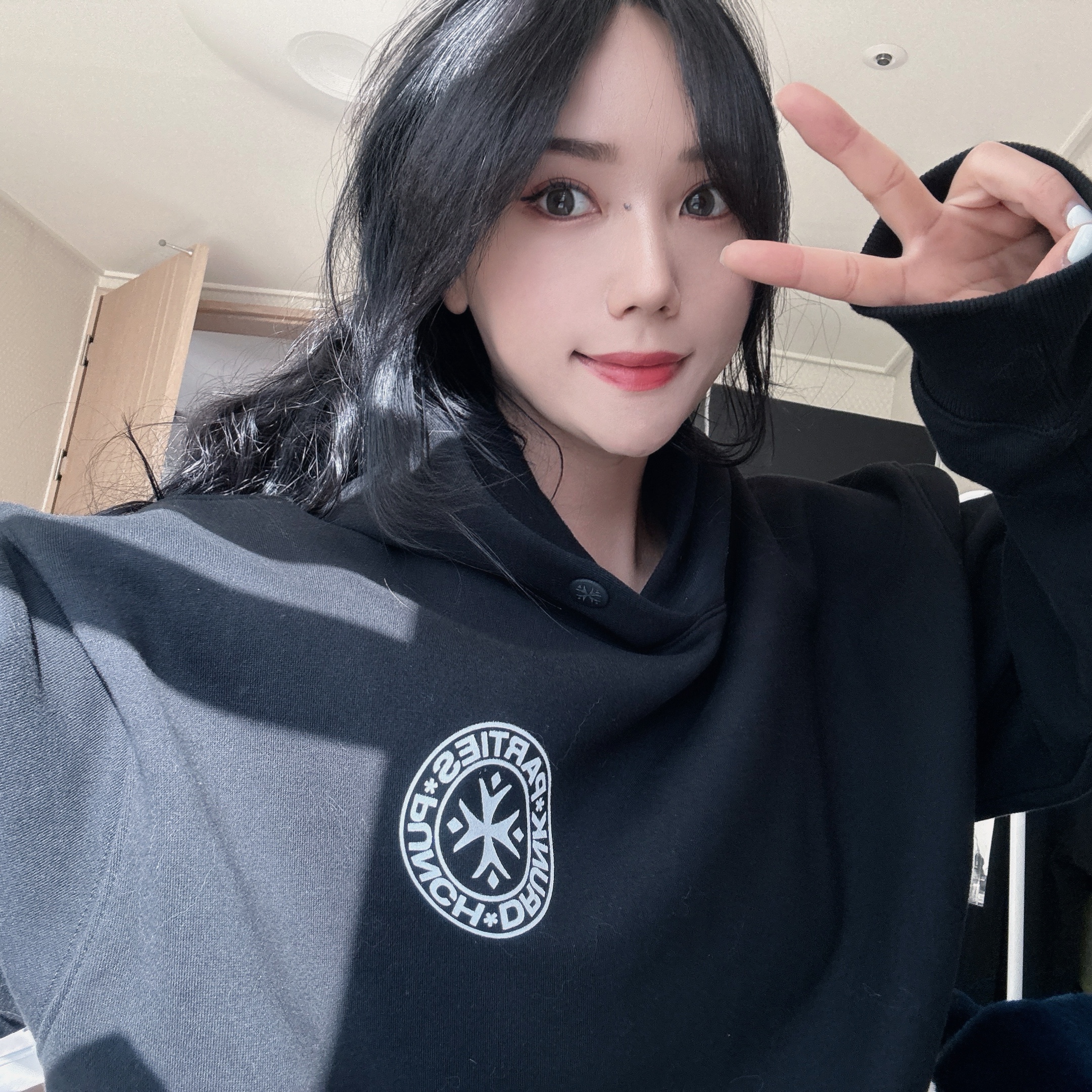 Punch Drunk Parties Circle Logo Oversized Hoodie Black 착용 스타일 - 1