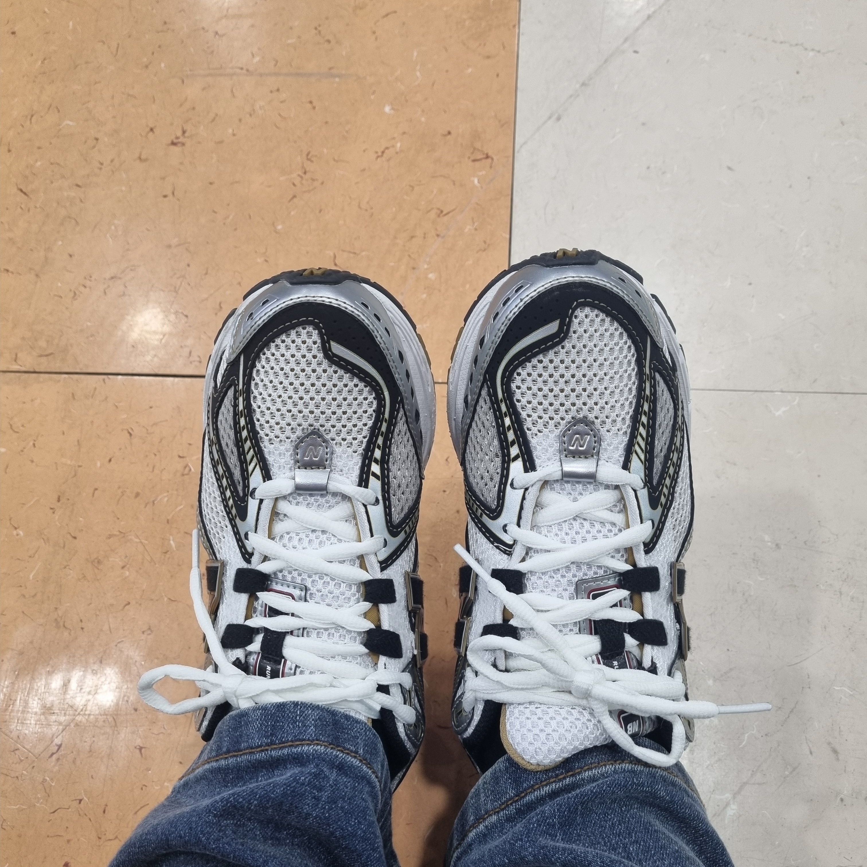 New Balance 1906R White Gold 착용 스타일 - 2