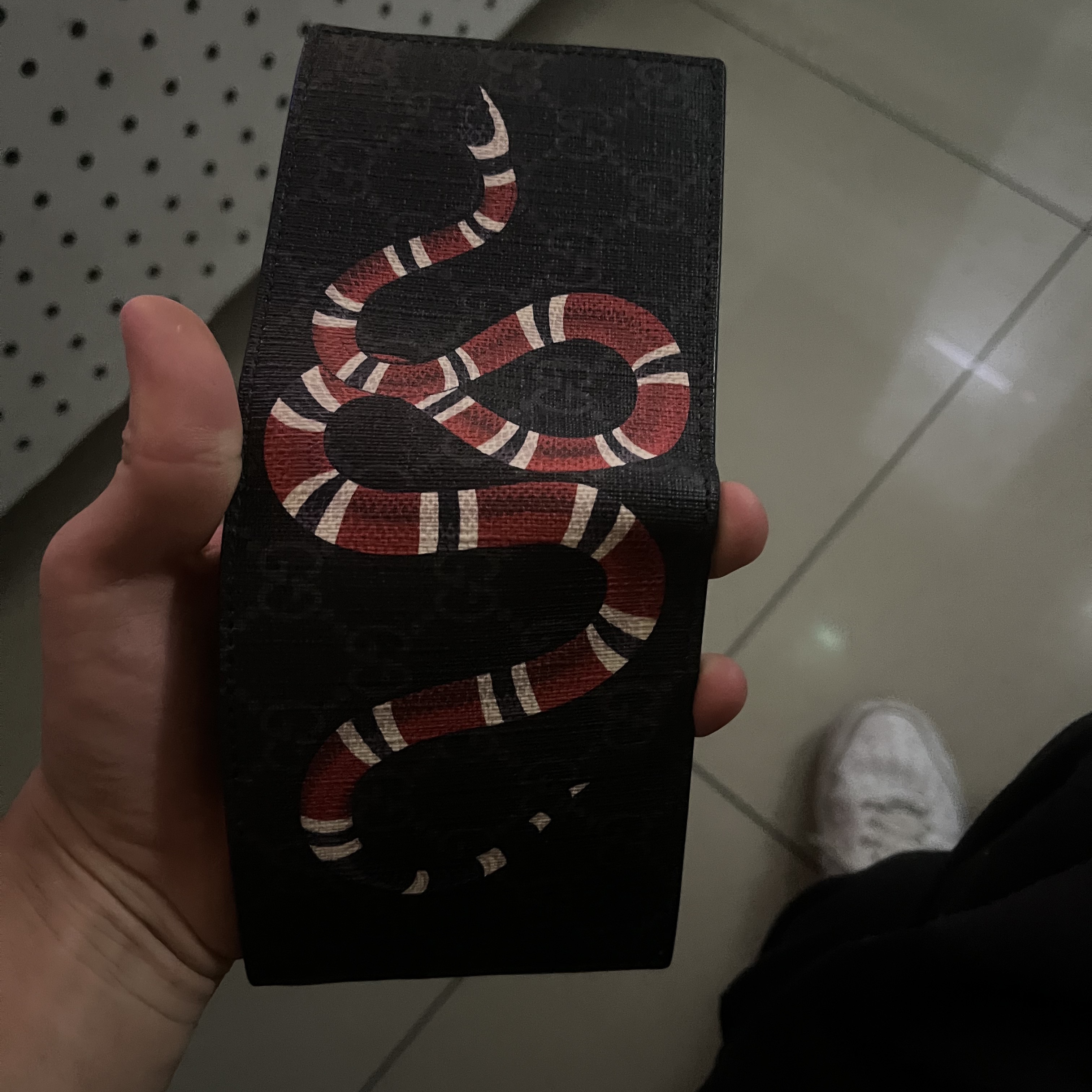 Gucci Kingsnake Print GG Supreme Wallet Black 착용 스타일 - 1