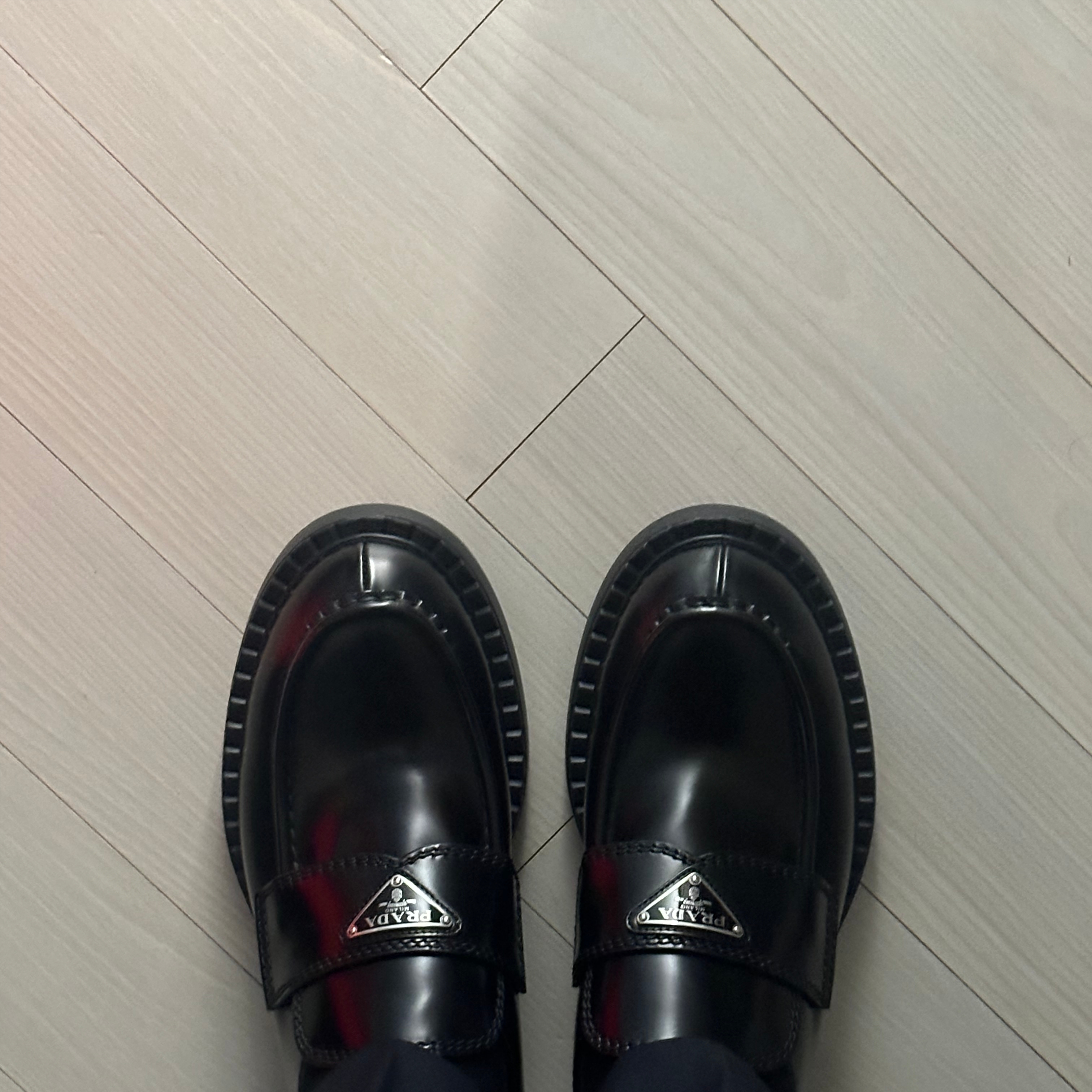 Prada Chocolate Brushed Leather Loafers Black 착용 스타일 - 4