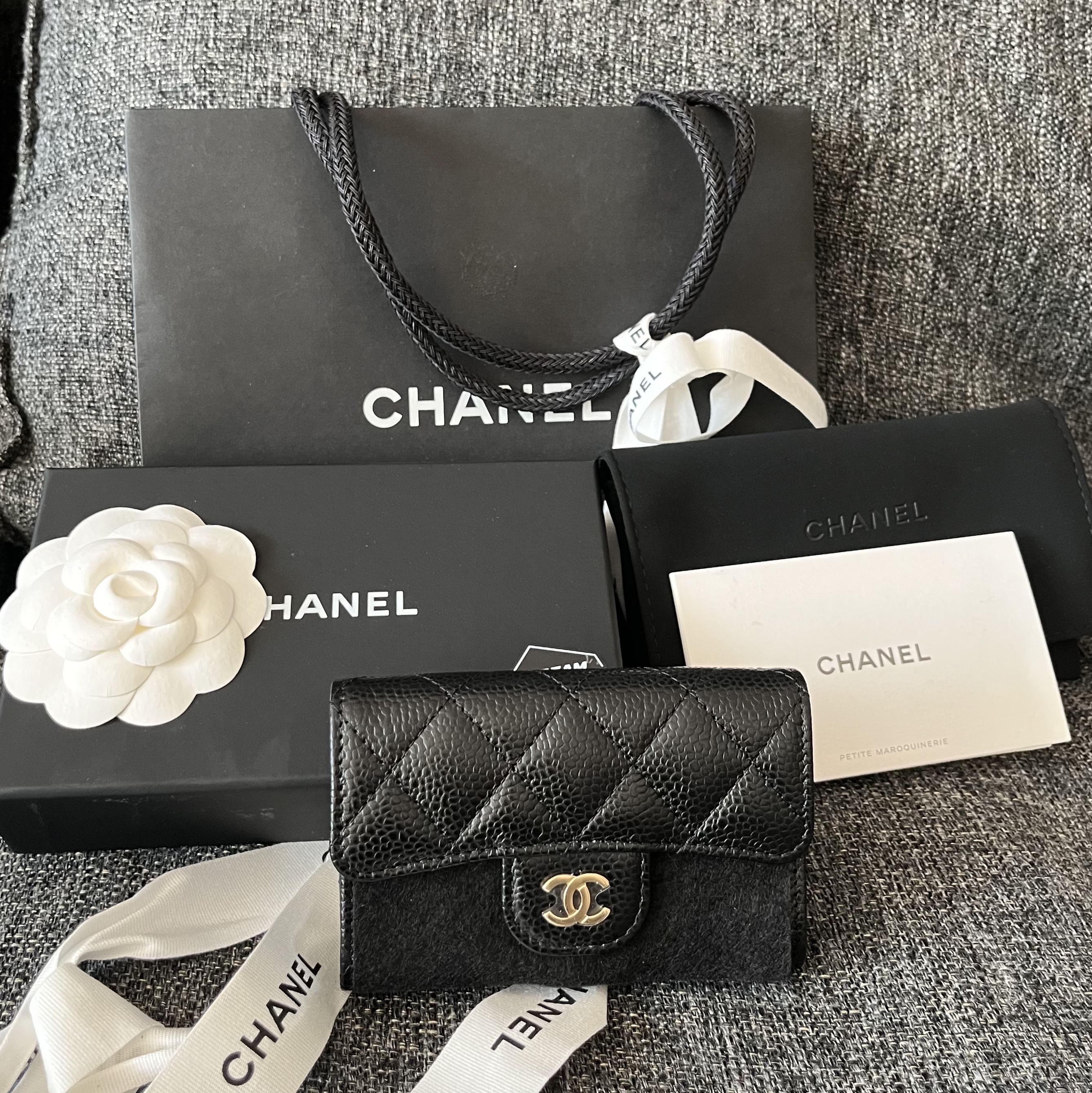 Chanel Classic Card Holder Grained Calfskin & Gold Black 착용 스타일