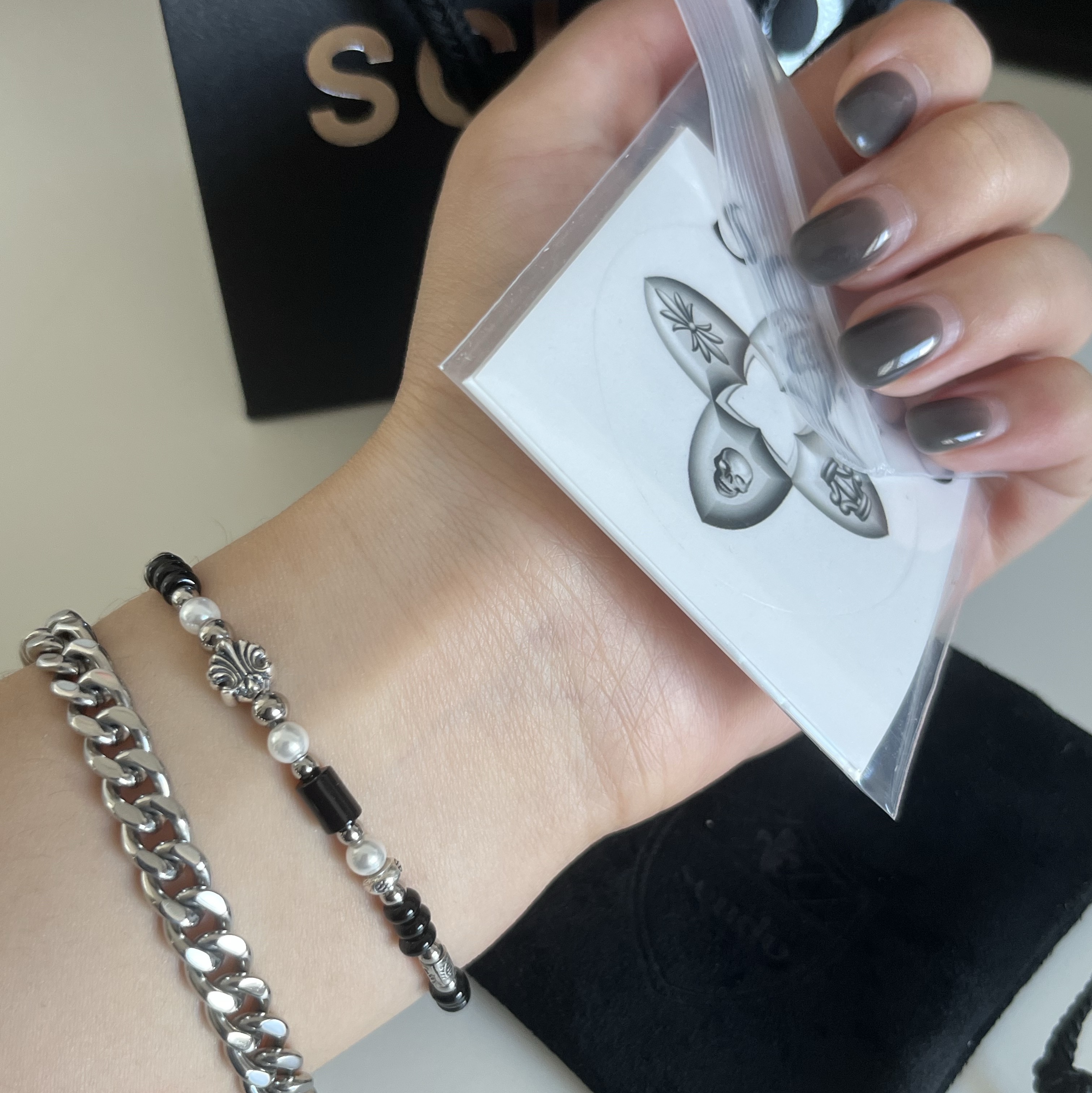[KREAM 단독] Scudo Shell Black Pearl Beads Bracelet 착용 스타일 - 2