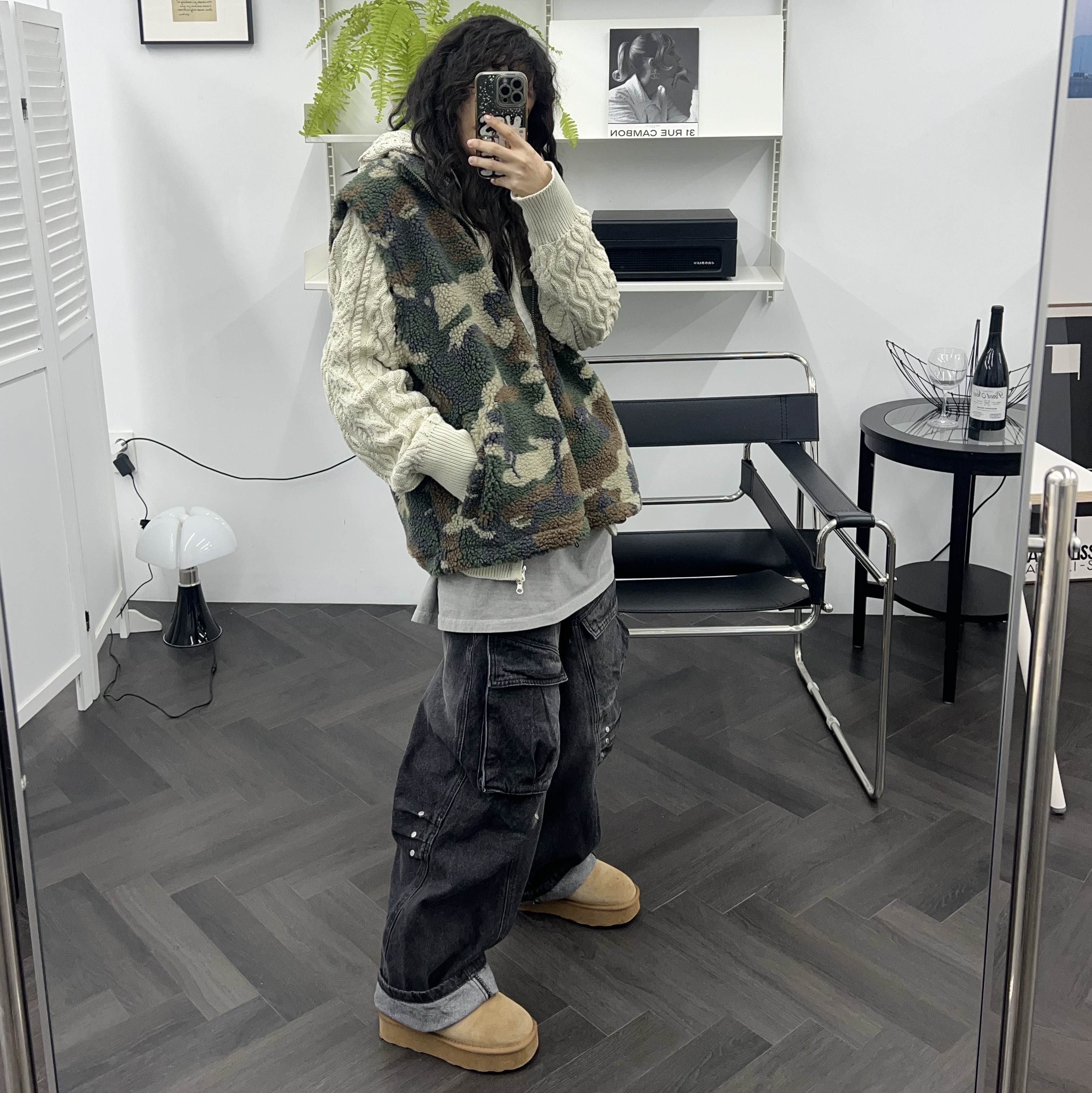 BAPE Baby Milo Mini Fur Backpack Beige 착용 스타일 - 6