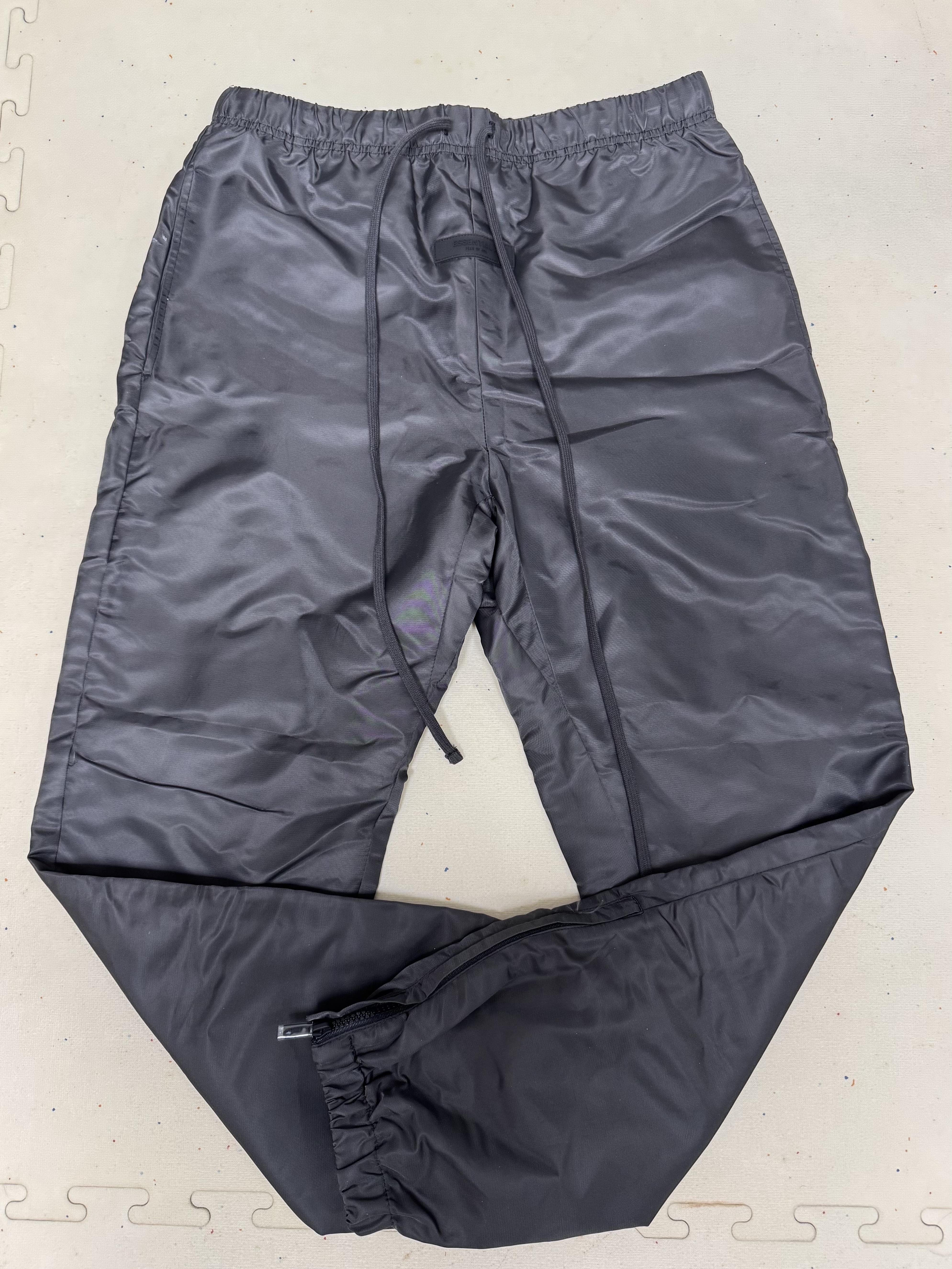Essentials Track Pants Iron - 22SS 착용 스타일 - 2