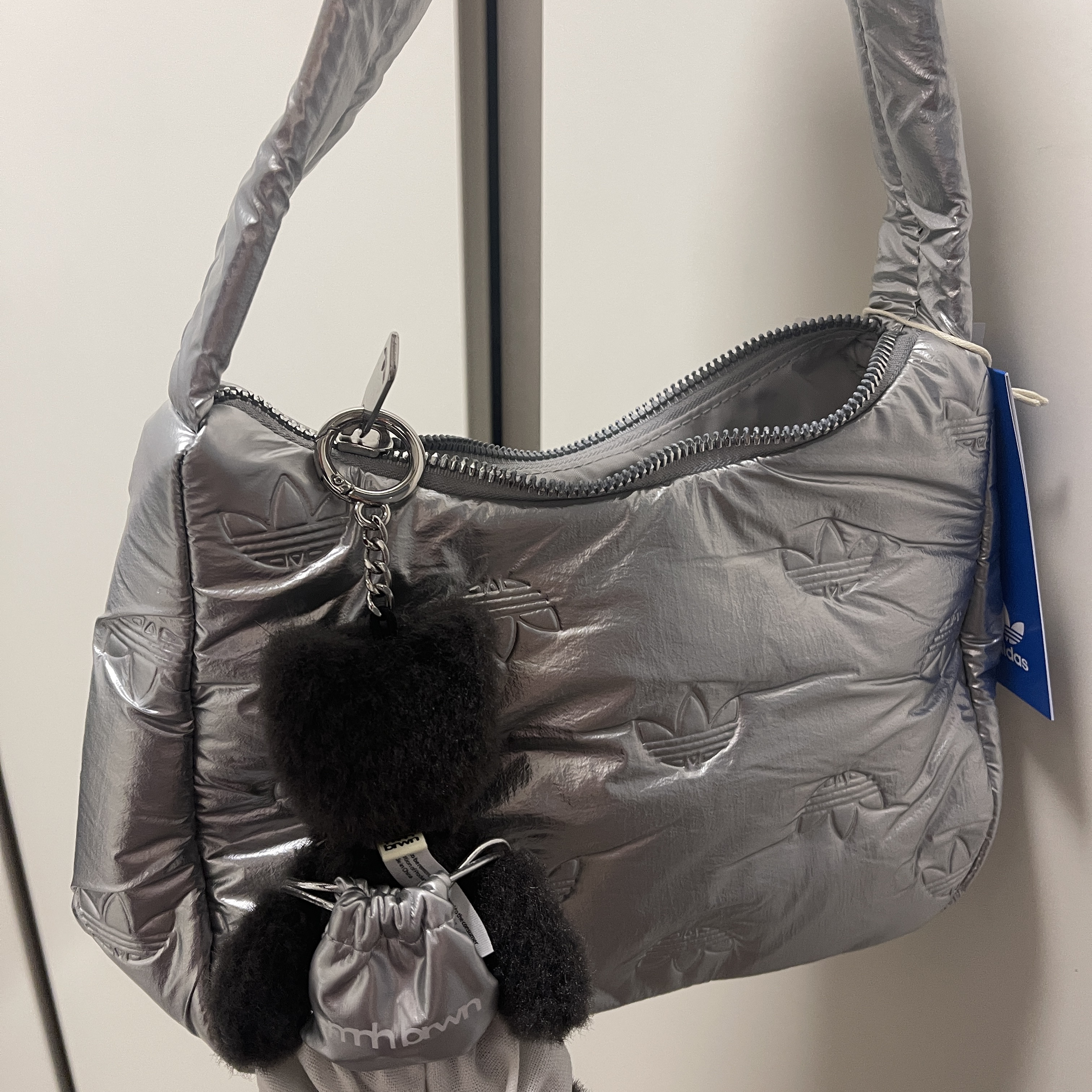 Adidas Puffy Satin Mini Shoulder Bag Silver Metallic 착용 스타일 - 2