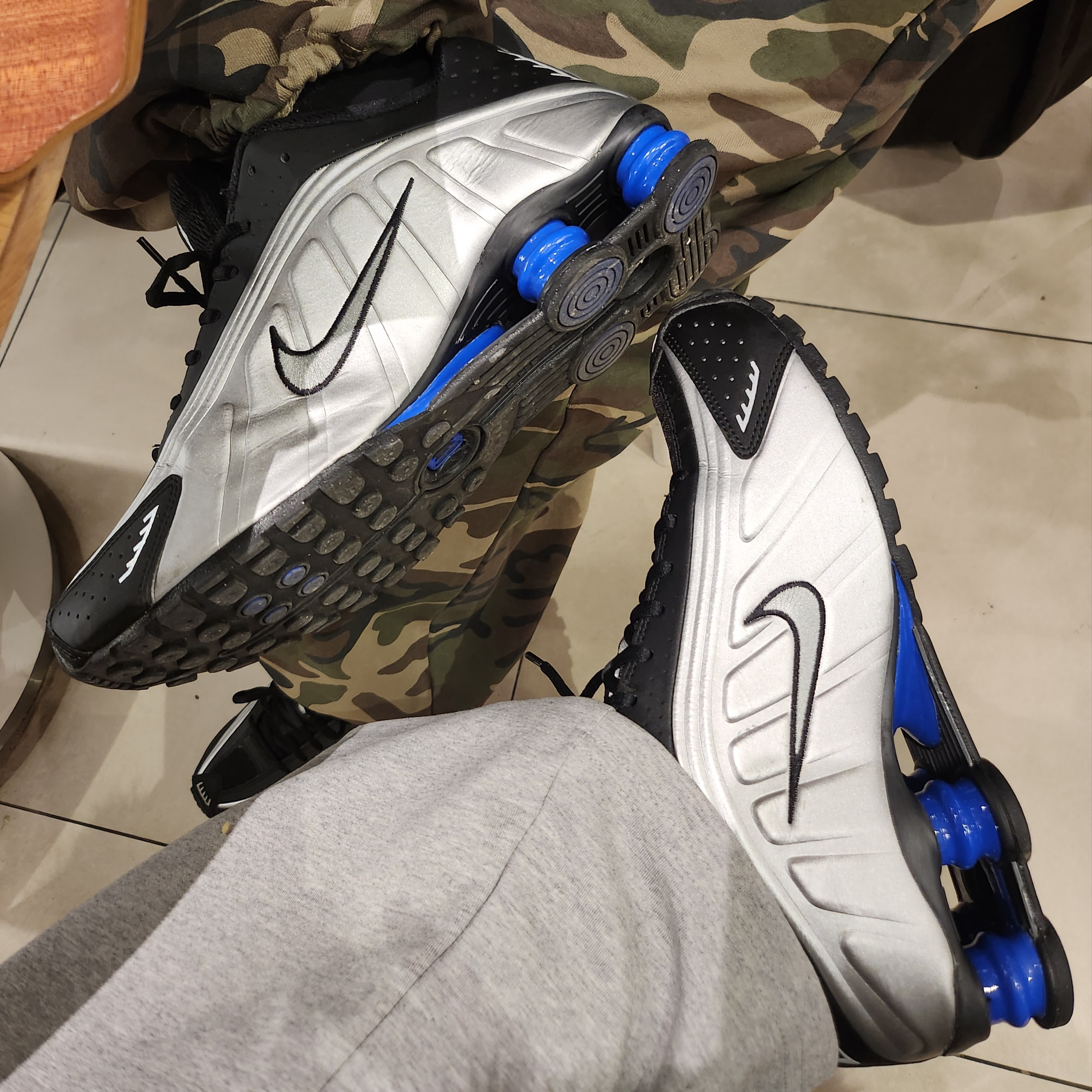 (W) Nike Shox R4 Metallic Silver and Black 착용 스타일