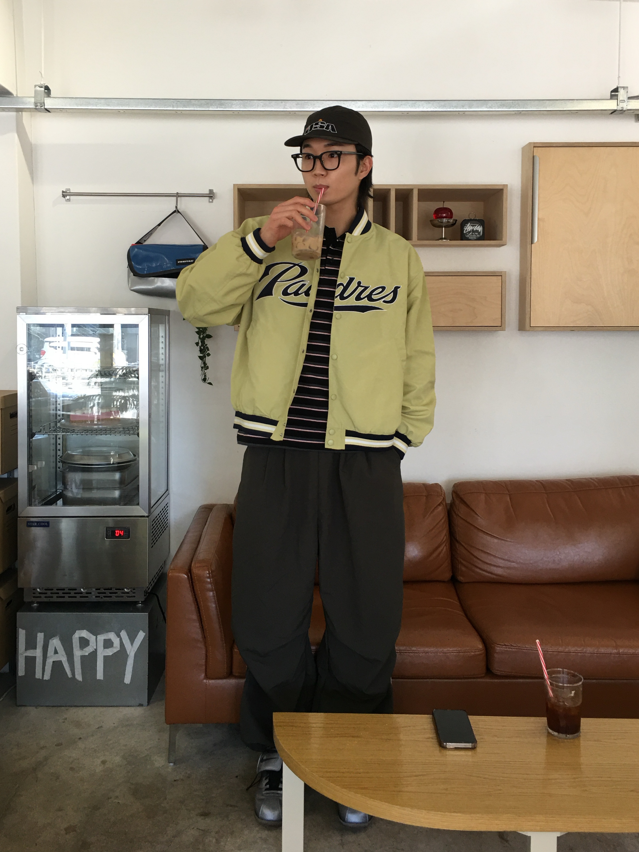 나이키 코르테즈 레더 SE 메탈릭 쿨 그레이 블랙 착용 스타일 - 1