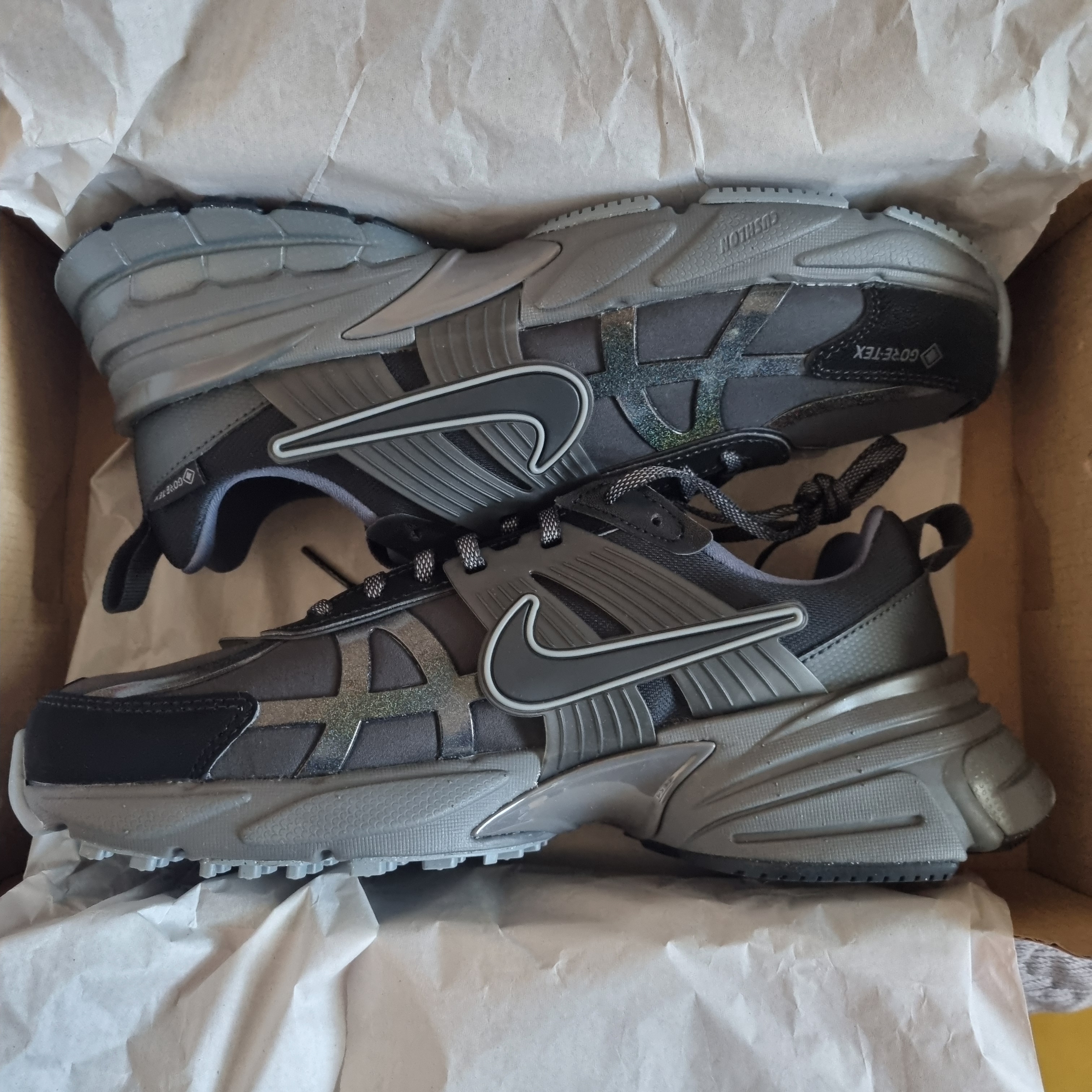 (W) Nike V2K Run Gore-Tex Black Iron Grey 착용 스타일