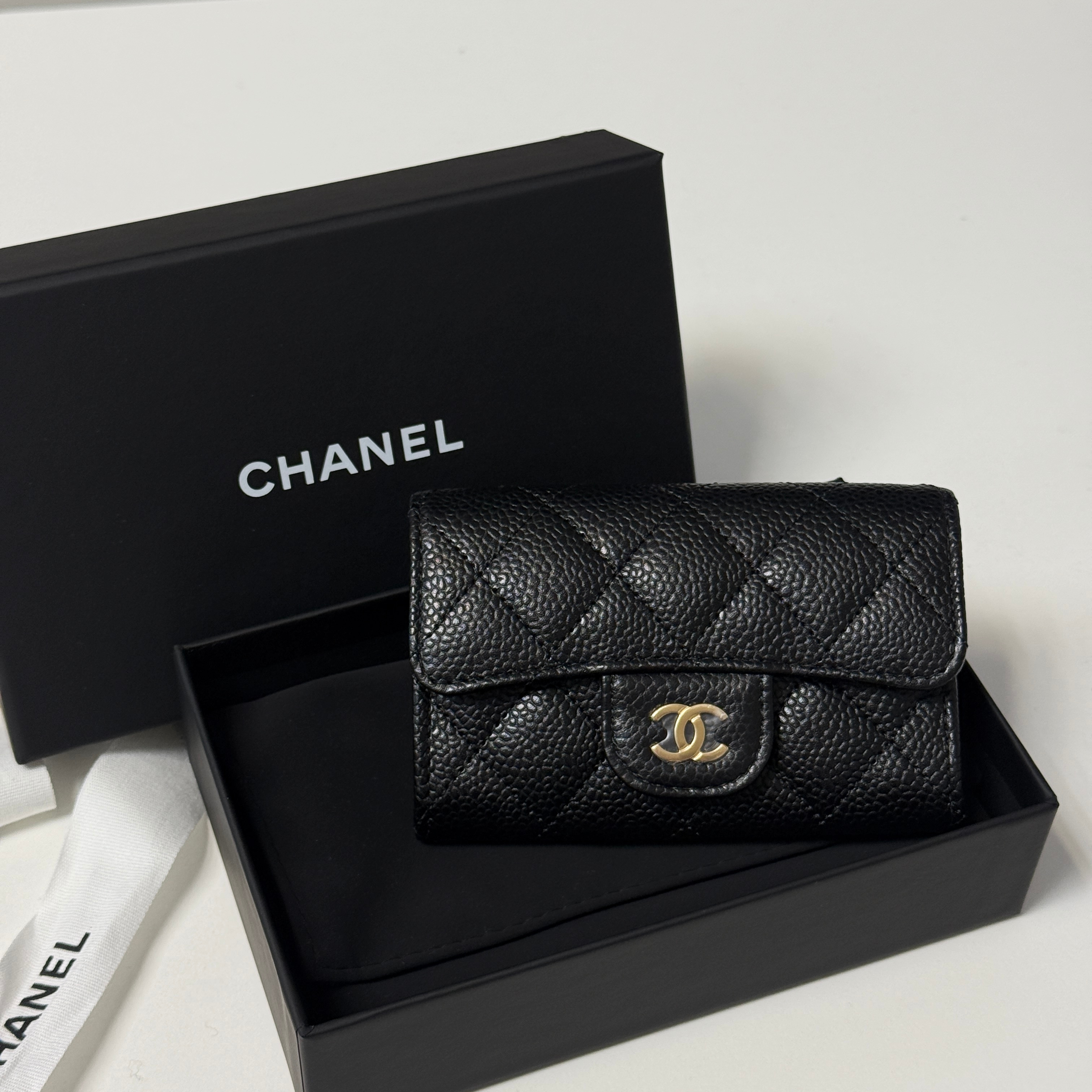 Chanel Classic Card Holder Grained Calfskin & Gold Black 착용 스타일
