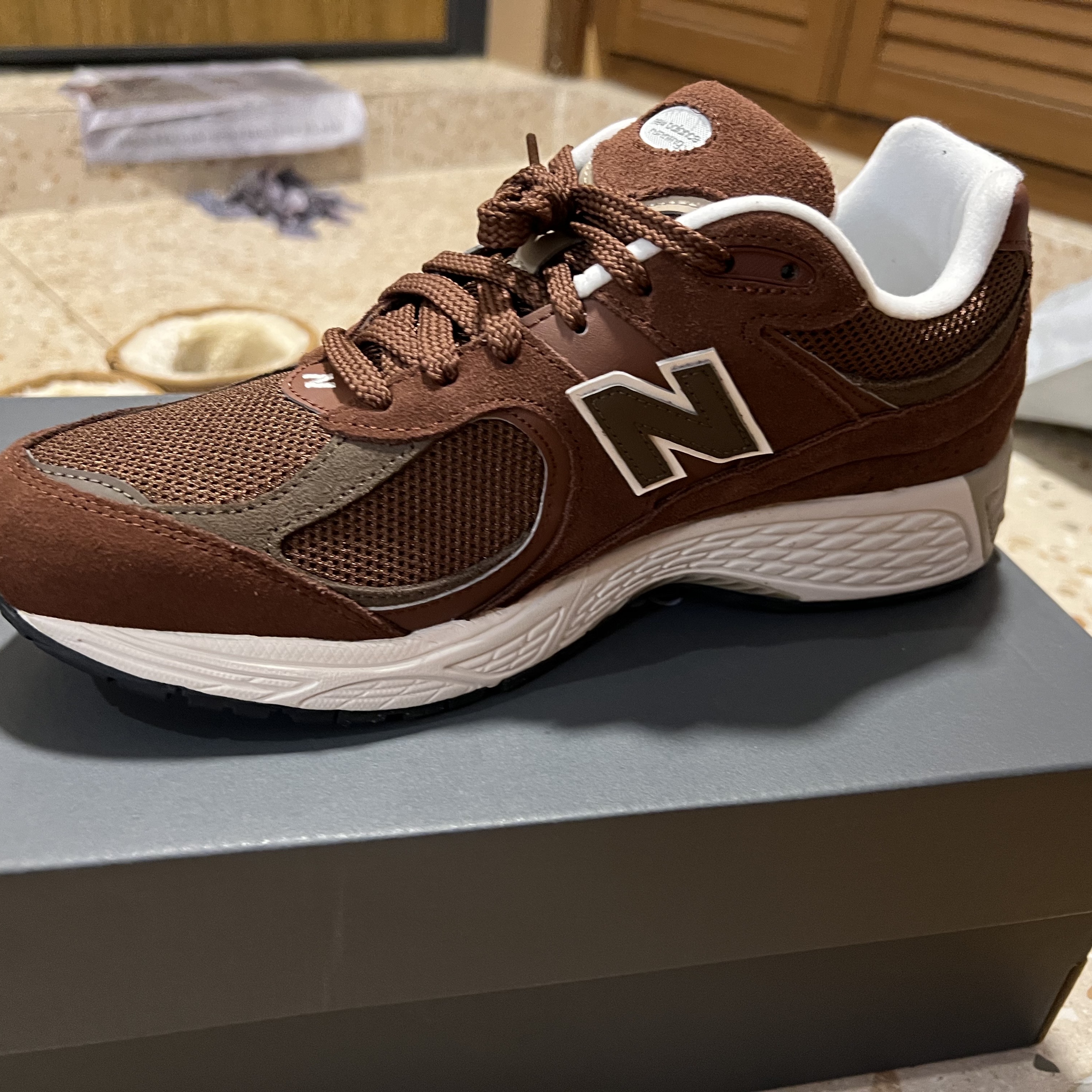 New Balance 2002R Rich Oak Dark Mushroom 착용 스타일 - 1