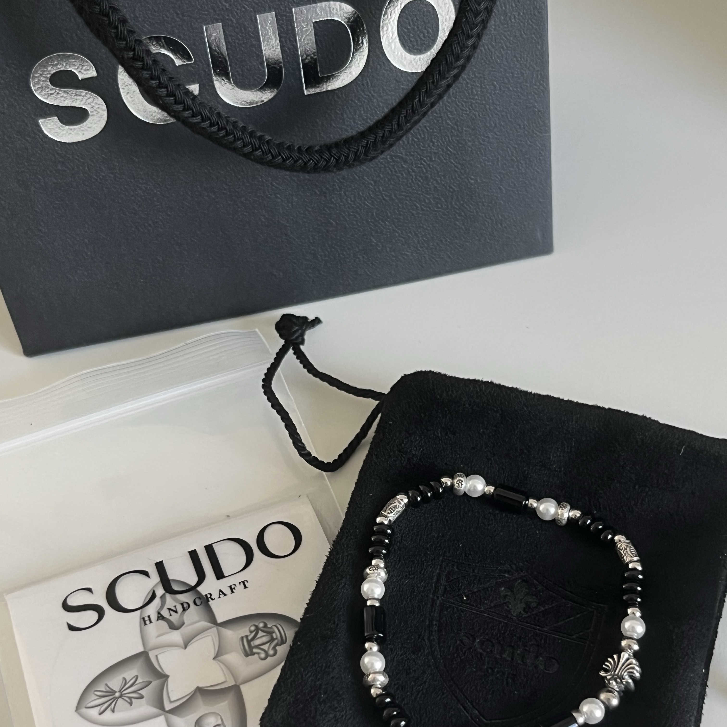 [KREAM 단독] Scudo Shell Black Pearl Beads Bracelet 착용 스타일 - 1