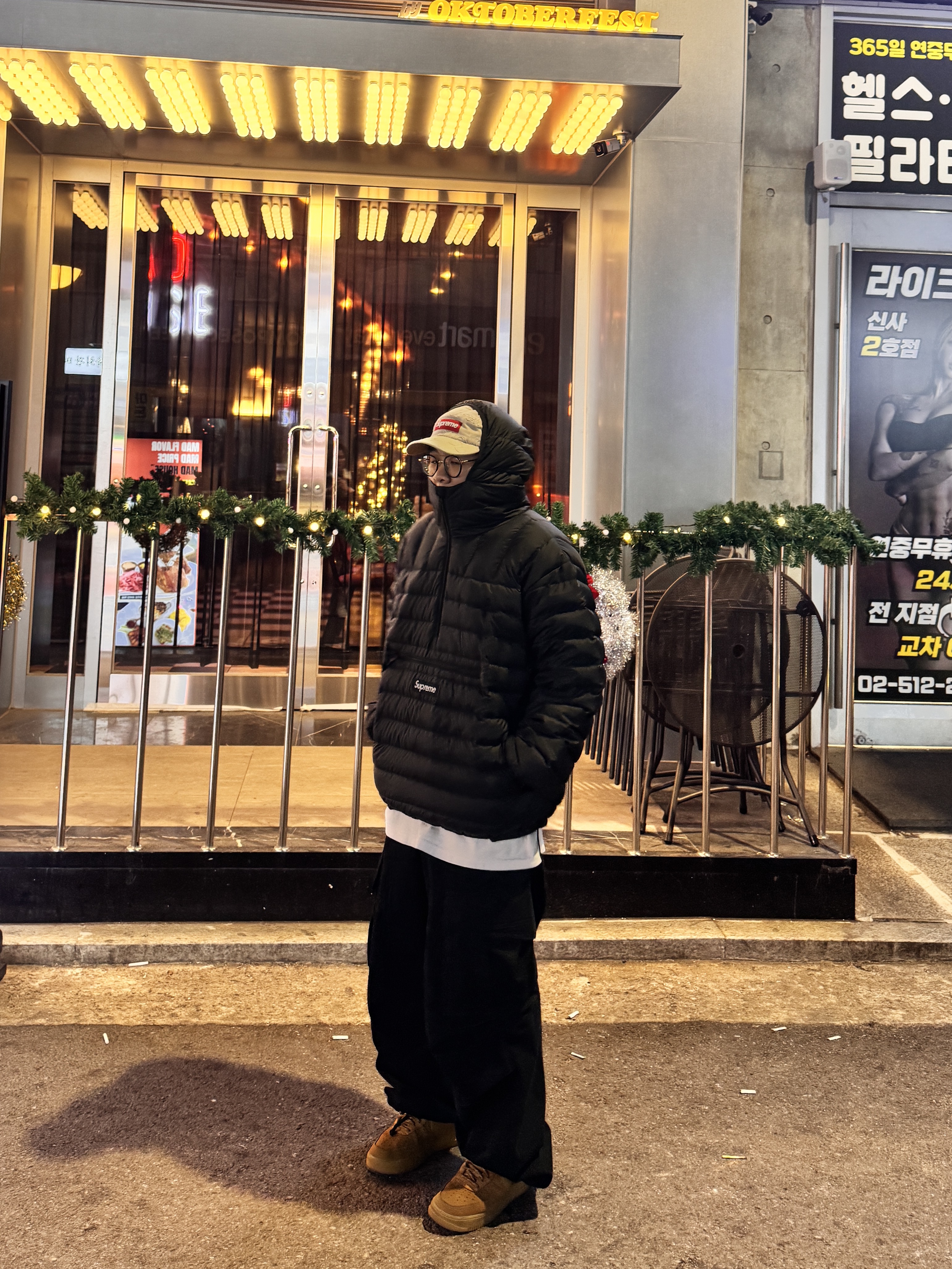 Supreme Lasered Twill Camp Cap Tan - 23SS, Supreme Micro Down Half Zip Hooded Pullover Black - 24FW 착용 스타일