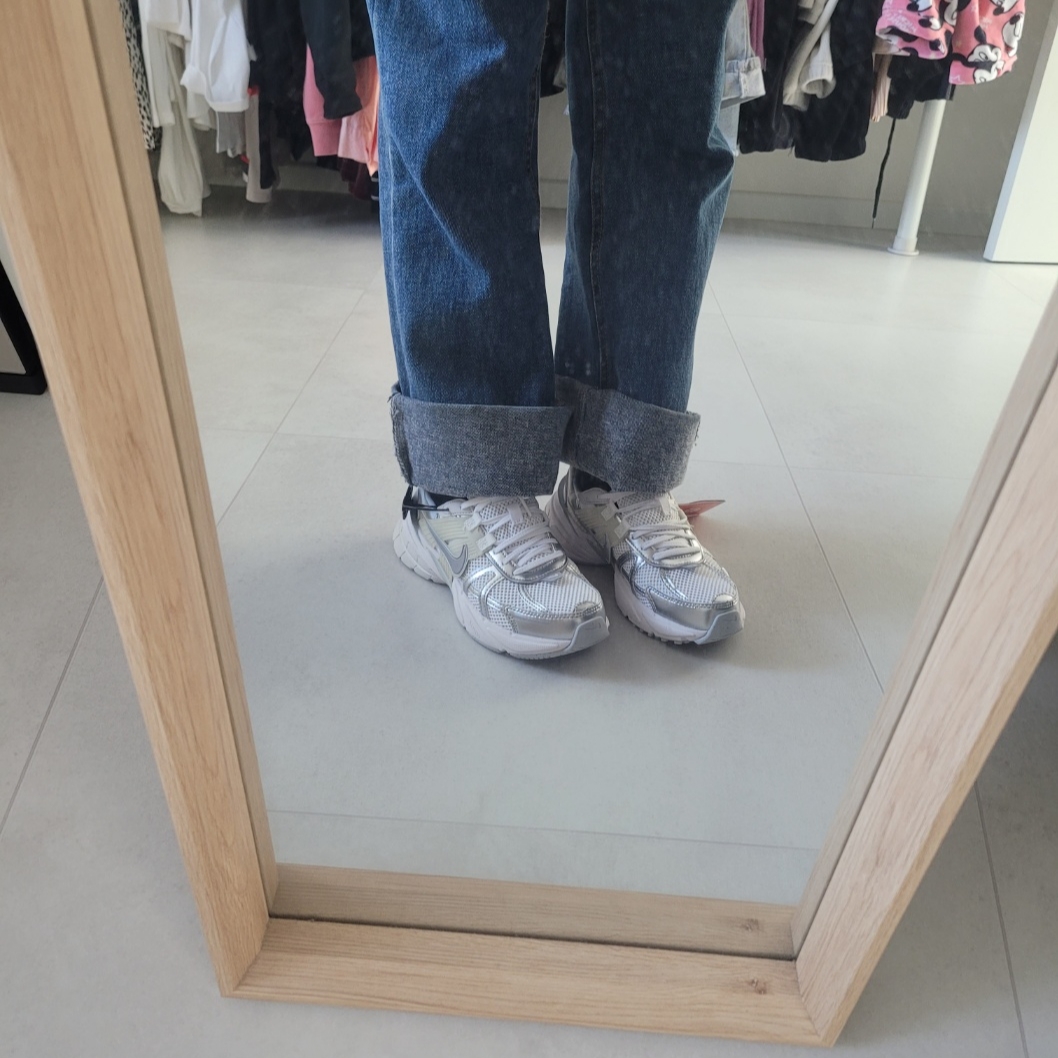 Nike V2K Run Metallic Silver White 착용 스타일 - 1