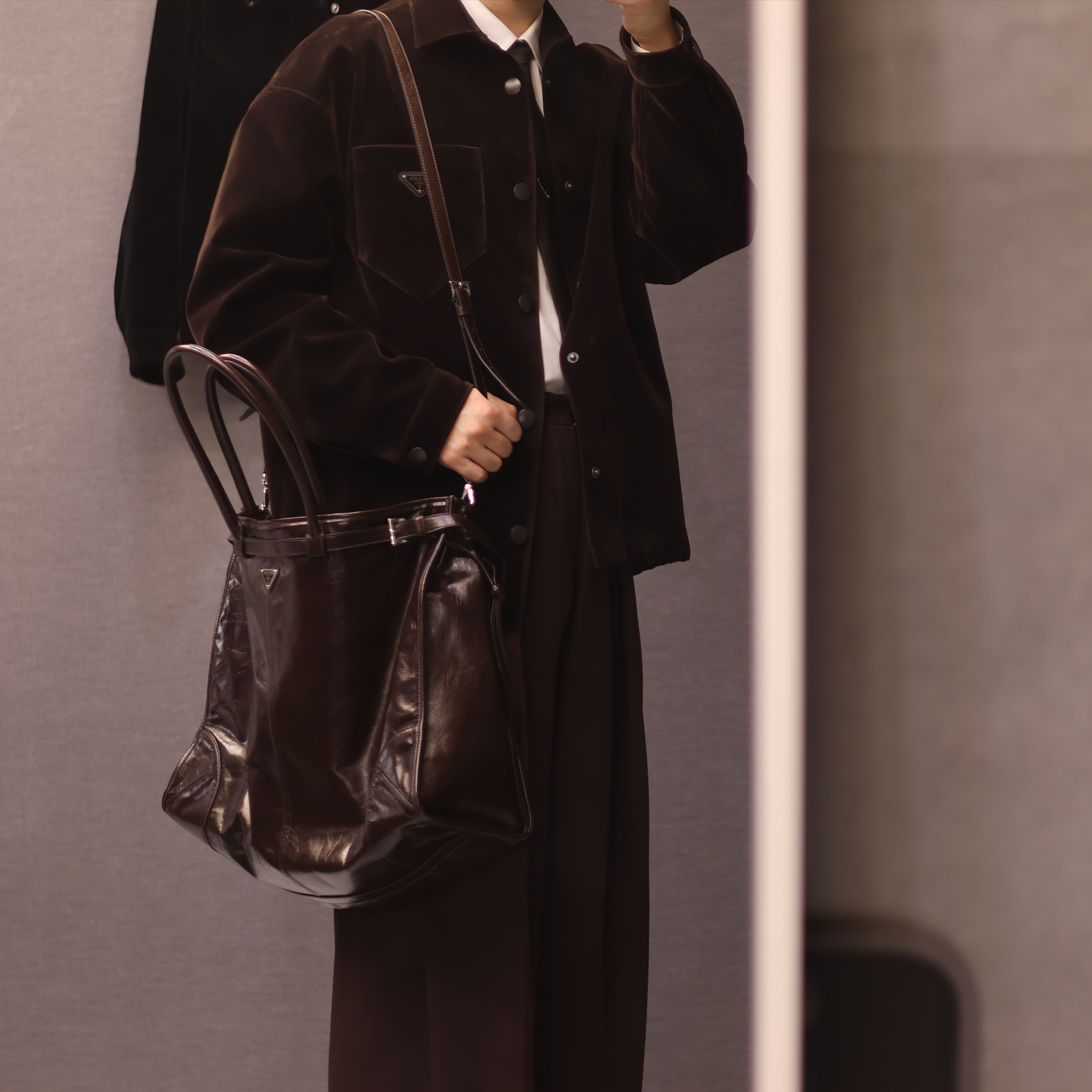 Prada Stretch Cotton Shirt Black, Prada Re-Nylon Gabardine Tie Black 착용 스타일 - 3
