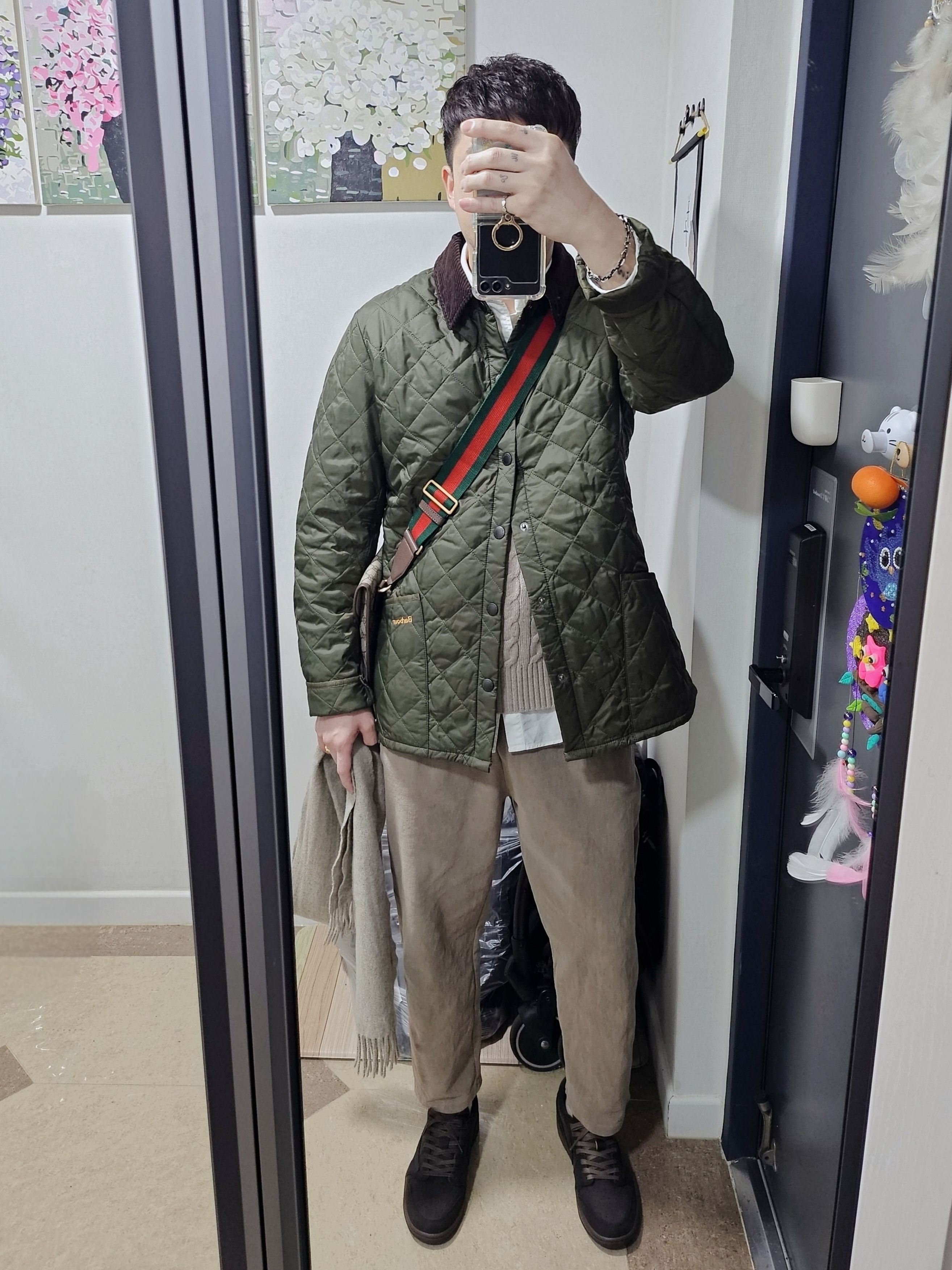 Barbour Heritage Liddesdale Quilted Jacket Olive, Gucci Neo Vintage GG Medium Messenger Beige Ebony 착용 스타일