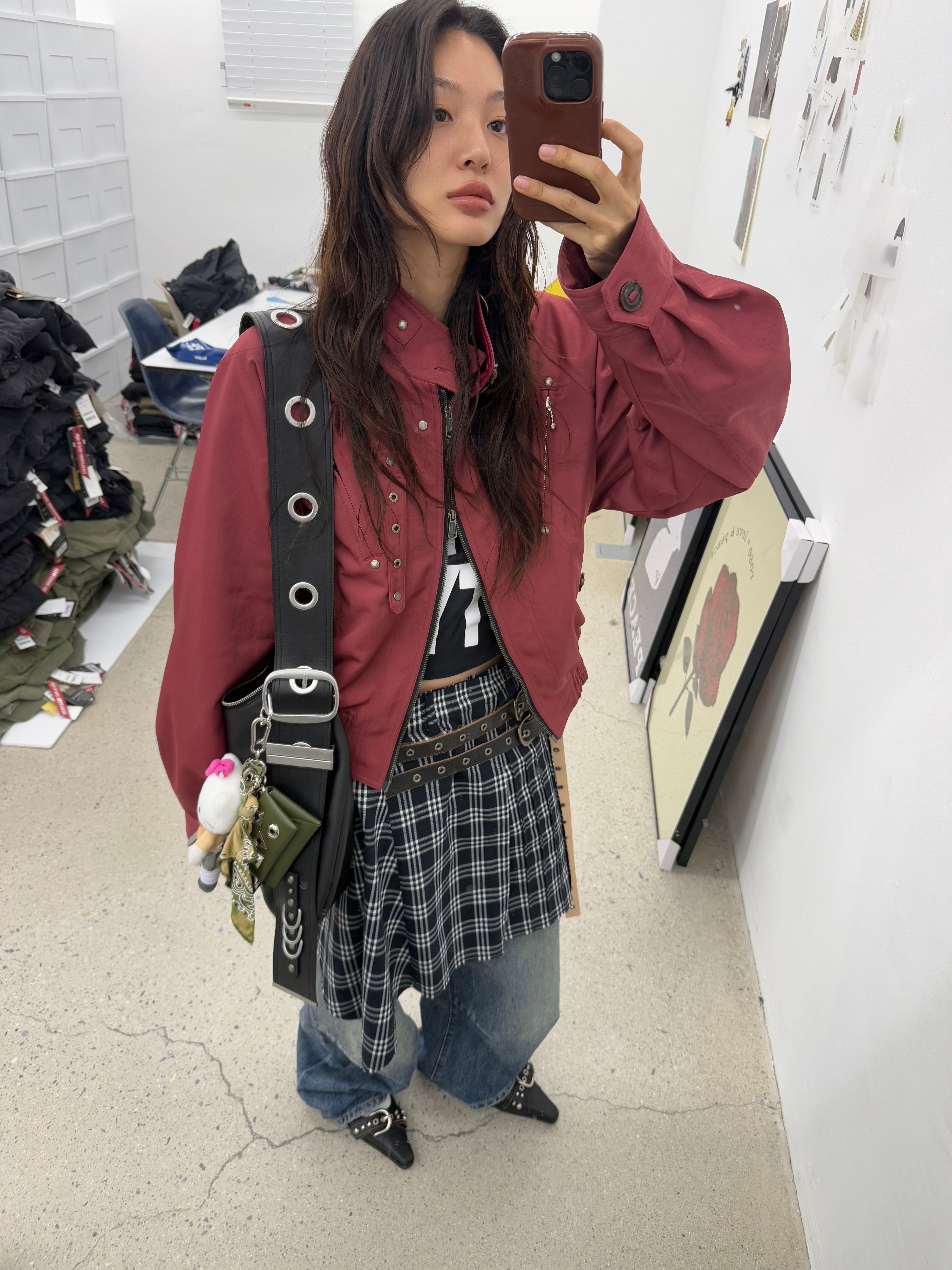 [KREAM 단독] Vacant Archive Bella Wide Strap Hobo Bag Black, [KREAM 단독] Vacant Archive Bella Wide Strap Hobo Bag Beige 착용 스타일