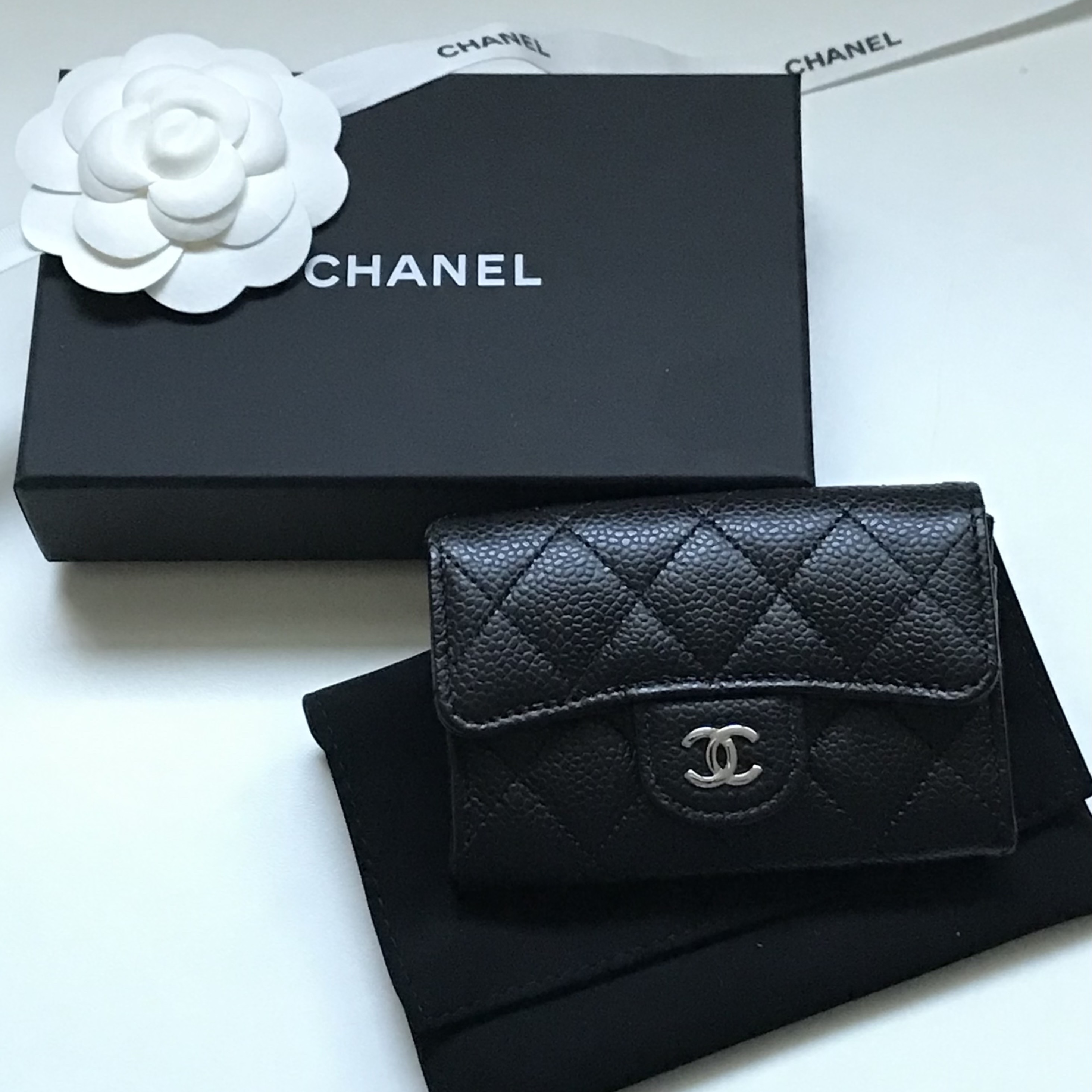 Chanel Classic Card Holder Grained Calfskin & Silver Black 착용 스타일