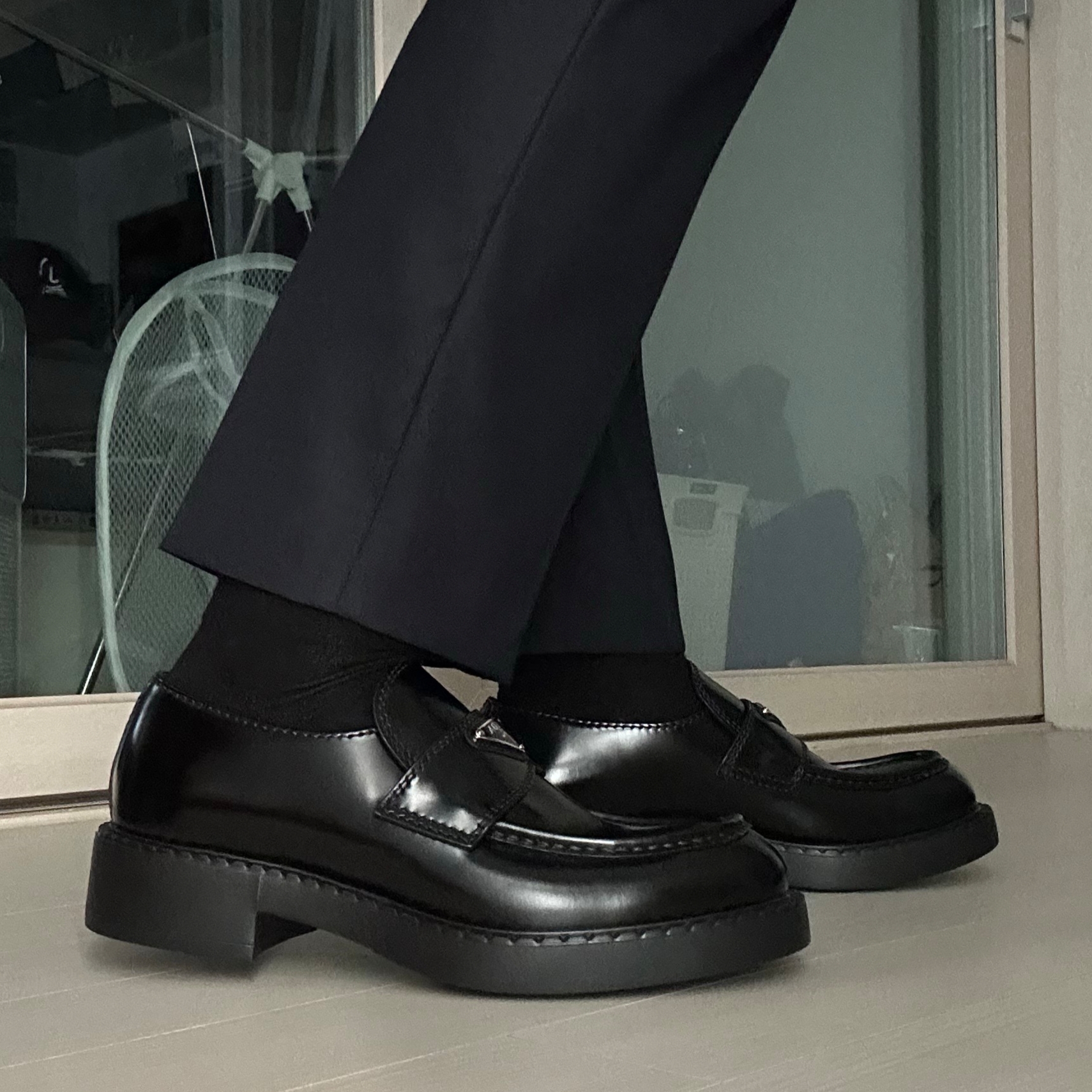 Prada Chocolate Brushed Leather Loafers Black 착용 스타일 - 1