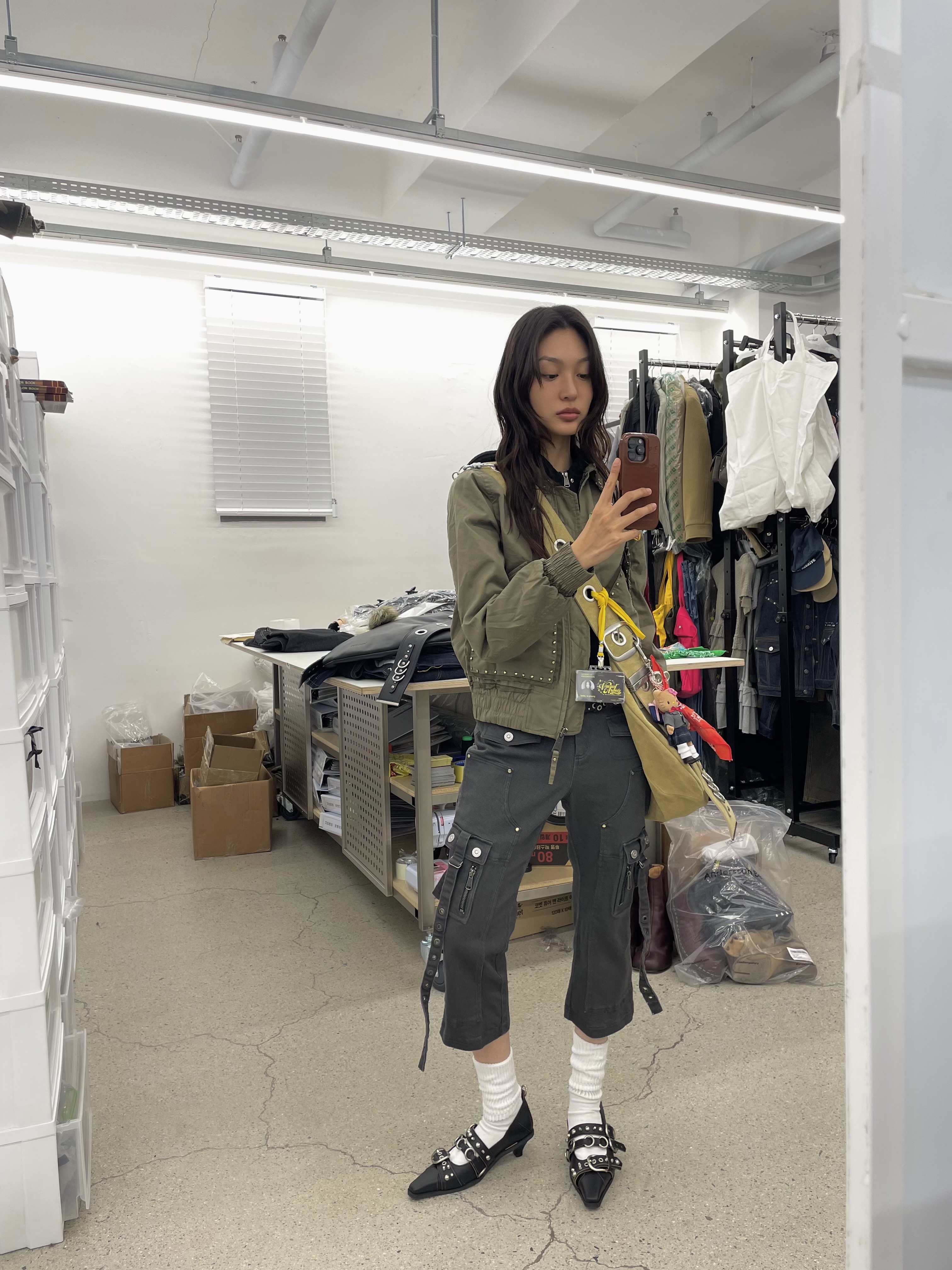 [KREAM 단독] Vacant Archive Bella Wide Strap Hobo Bag Black, [KREAM 단독] Vacant Archive Bella Wide Strap Hobo Bag Beige 착용 스타일