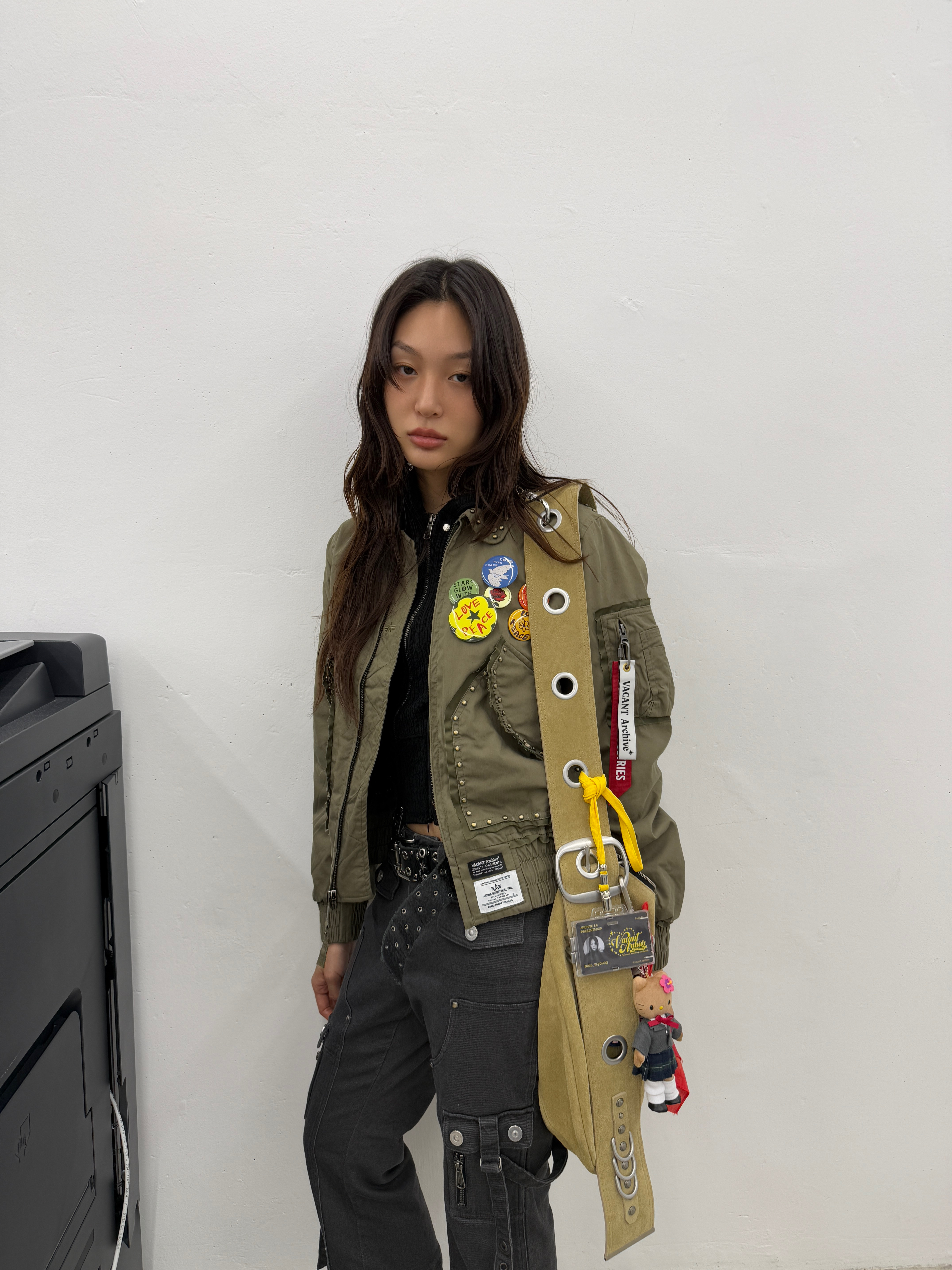 [KREAM 단독] 베이컨트 아카이브 벨라 와이드 스트랩 호보백 블랙, [KREAM 단독] 베이컨트 아카이브 벨라 와이드 스트랩 호보백 베이지 착용 스타일
