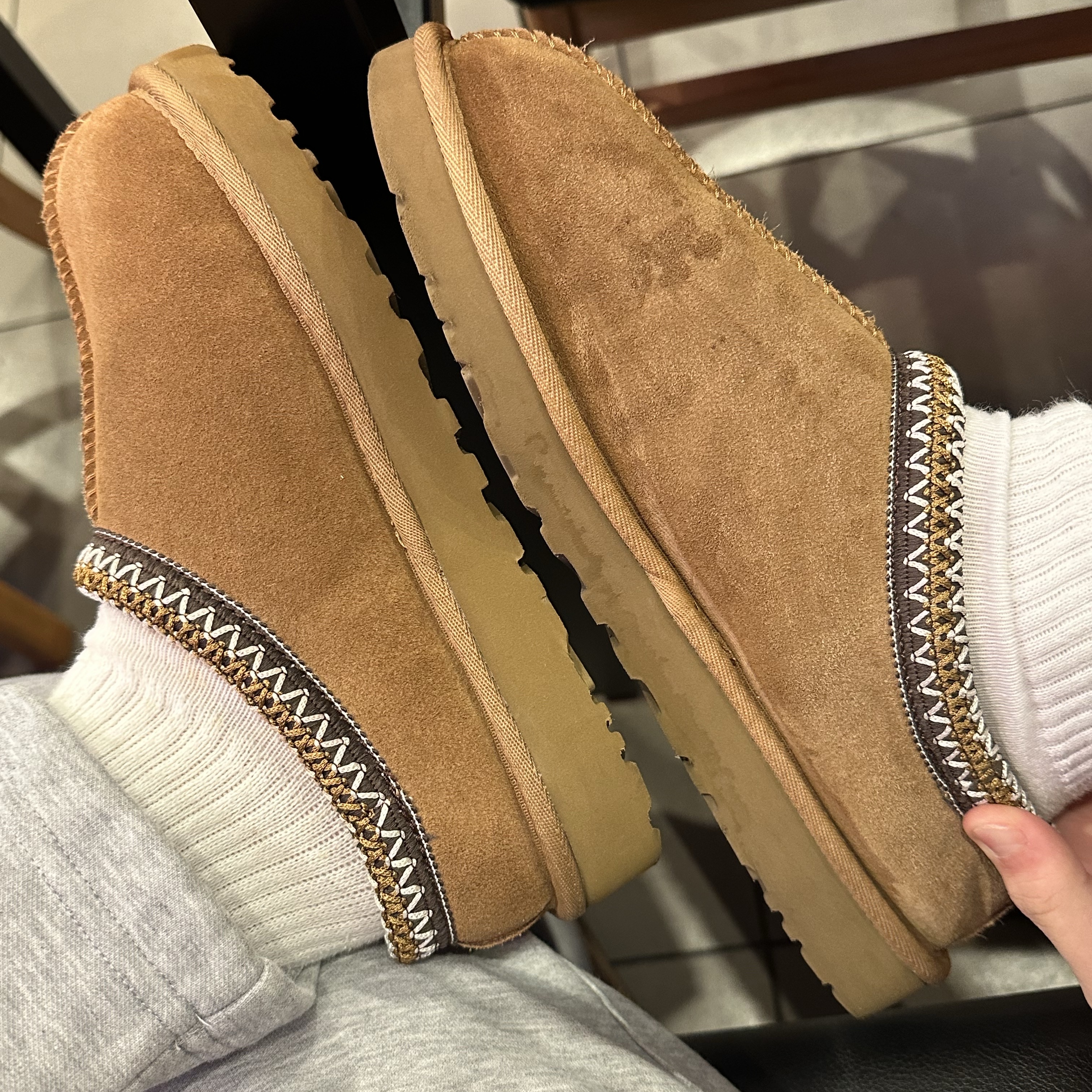 (W) UGG Tasman Slipper Chestnut 착용 스타일