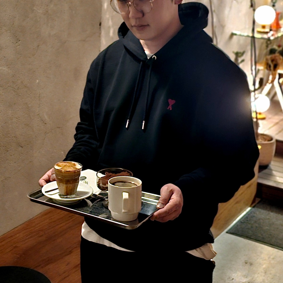 AMI de Coeur Loopback Oragnic Cotton Fleece Hoodie Black 착용 스타일 - 3