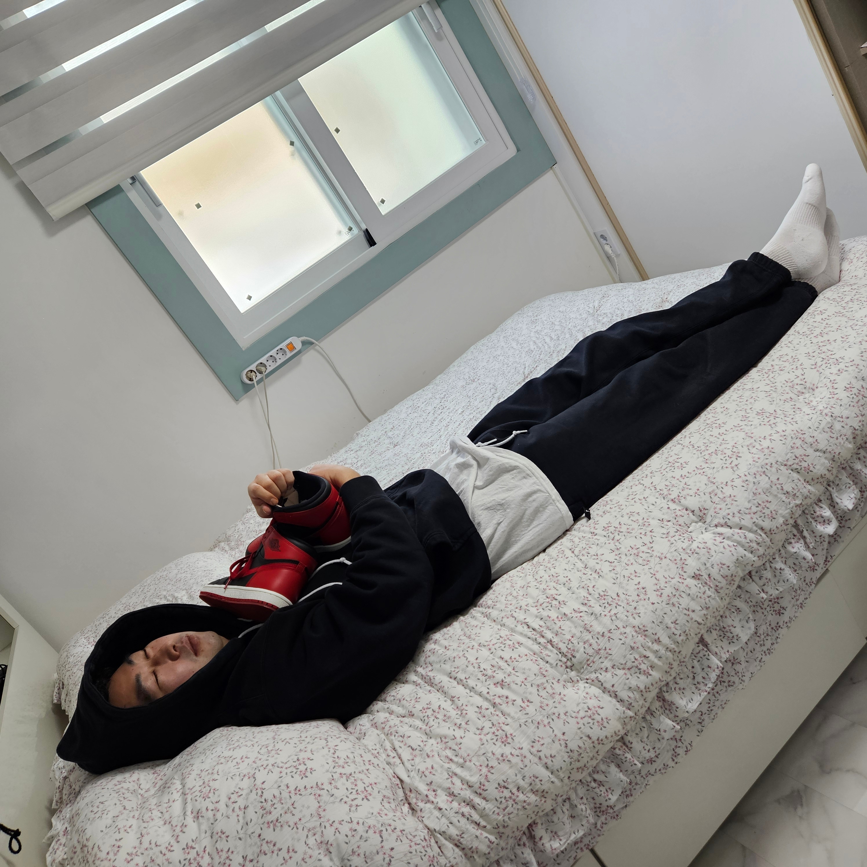 Jordan 1 High 85 Bred, Nike Solo Swoosh Fleece Pullover Hoodie Black - Asia 착용 스타일