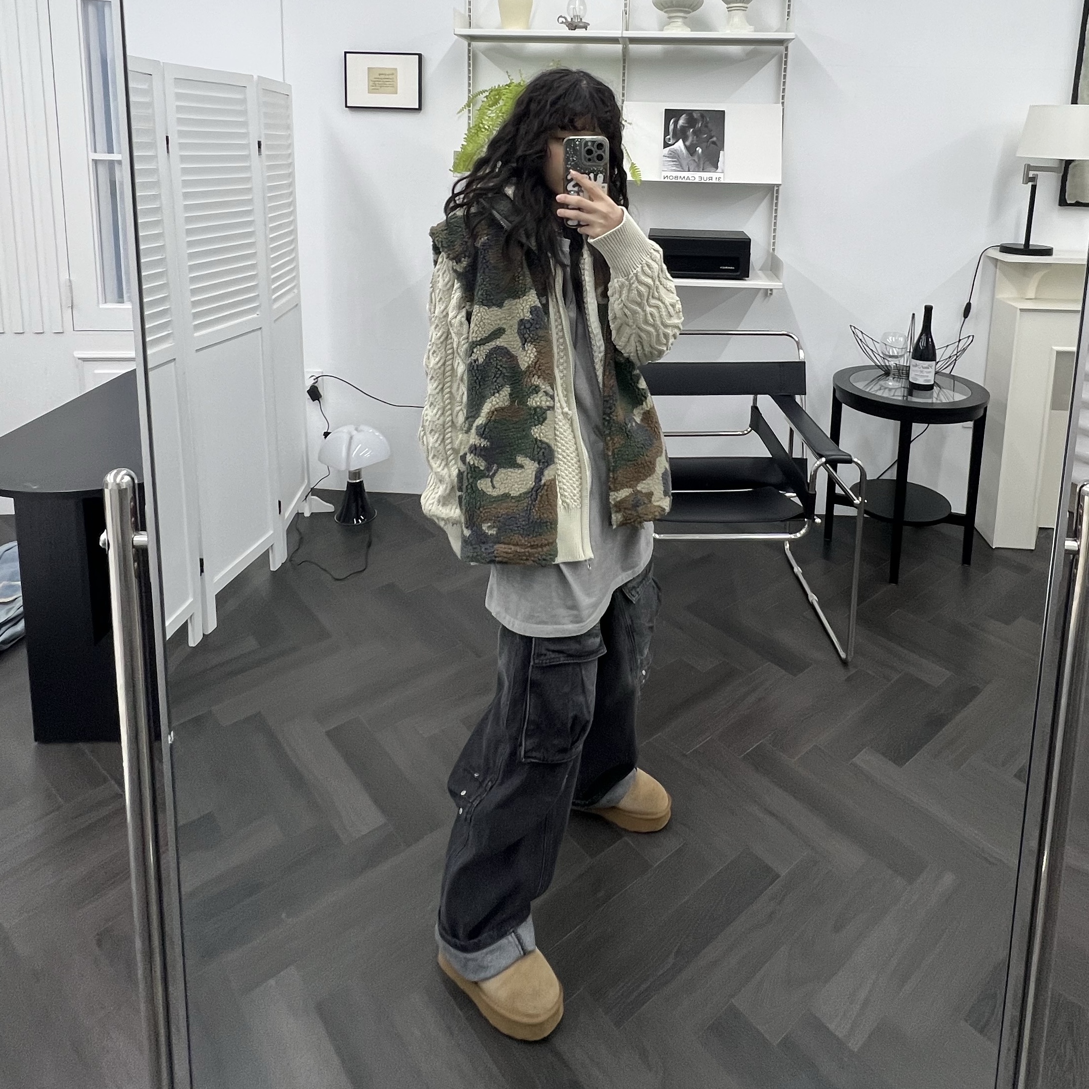 BAPE Baby Milo Mini Fur Backpack Beige 착용 스타일 - 5