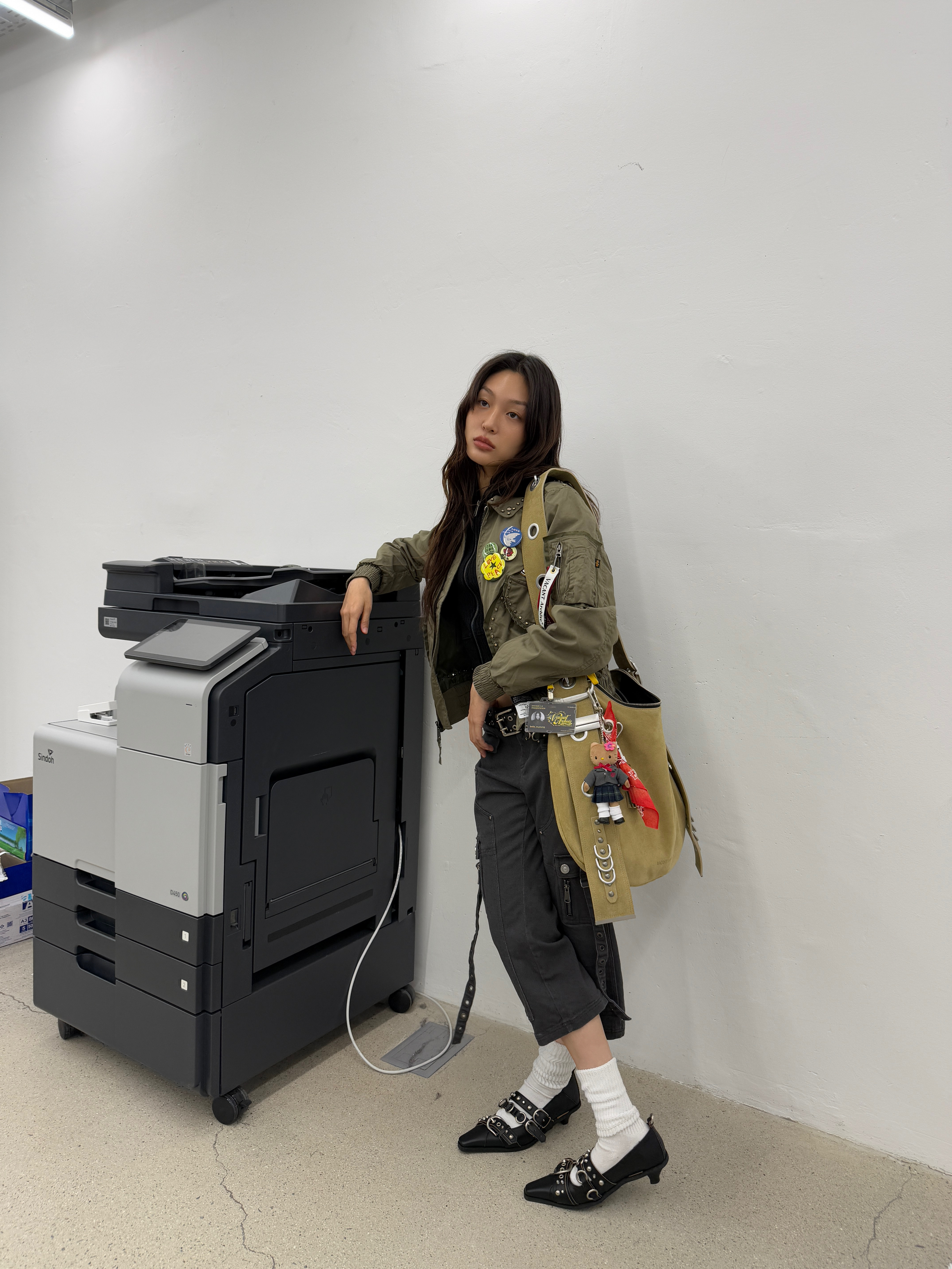 [KREAM 단독] Vacant Archive Bella Wide Strap Hobo Bag Black, [KREAM 단독] Vacant Archive Bella Wide Strap Hobo Bag Beige 착용 스타일