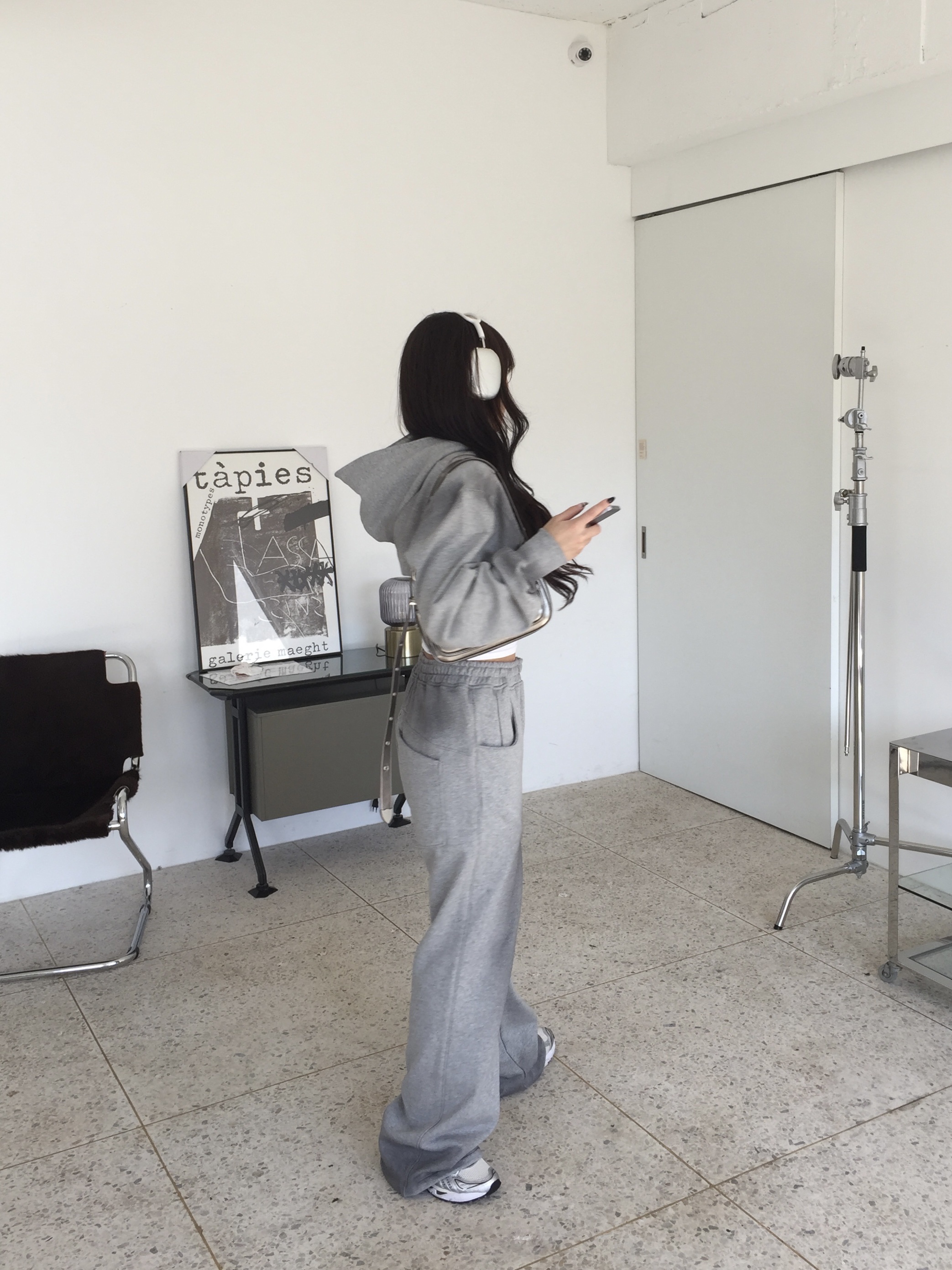 YIYAE Variation Spray Washed Crop Hoodie M.Gray, YIYAE Variation Spray Washed Semi Flared Sweat Pants M.Gray 착용 스타일 - 3