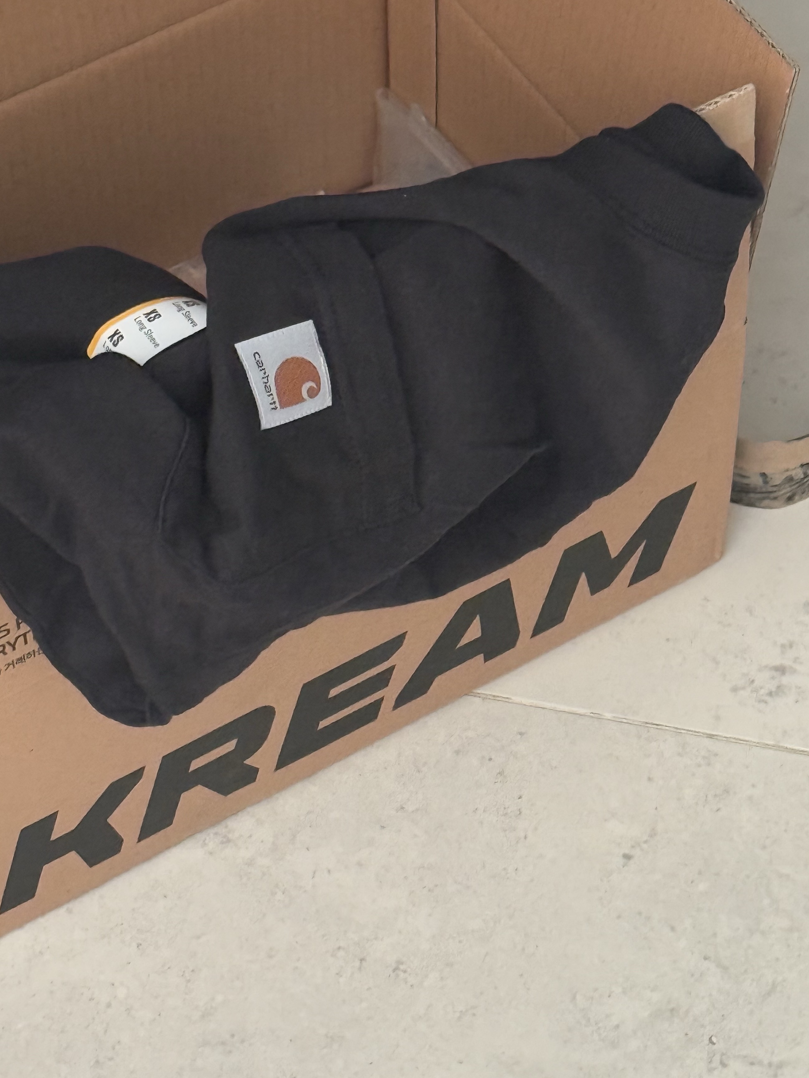 Carhartt Loose Fit Heavyweight Regular Long Sleeve Pocket T-Shirt Black 착용 스타일