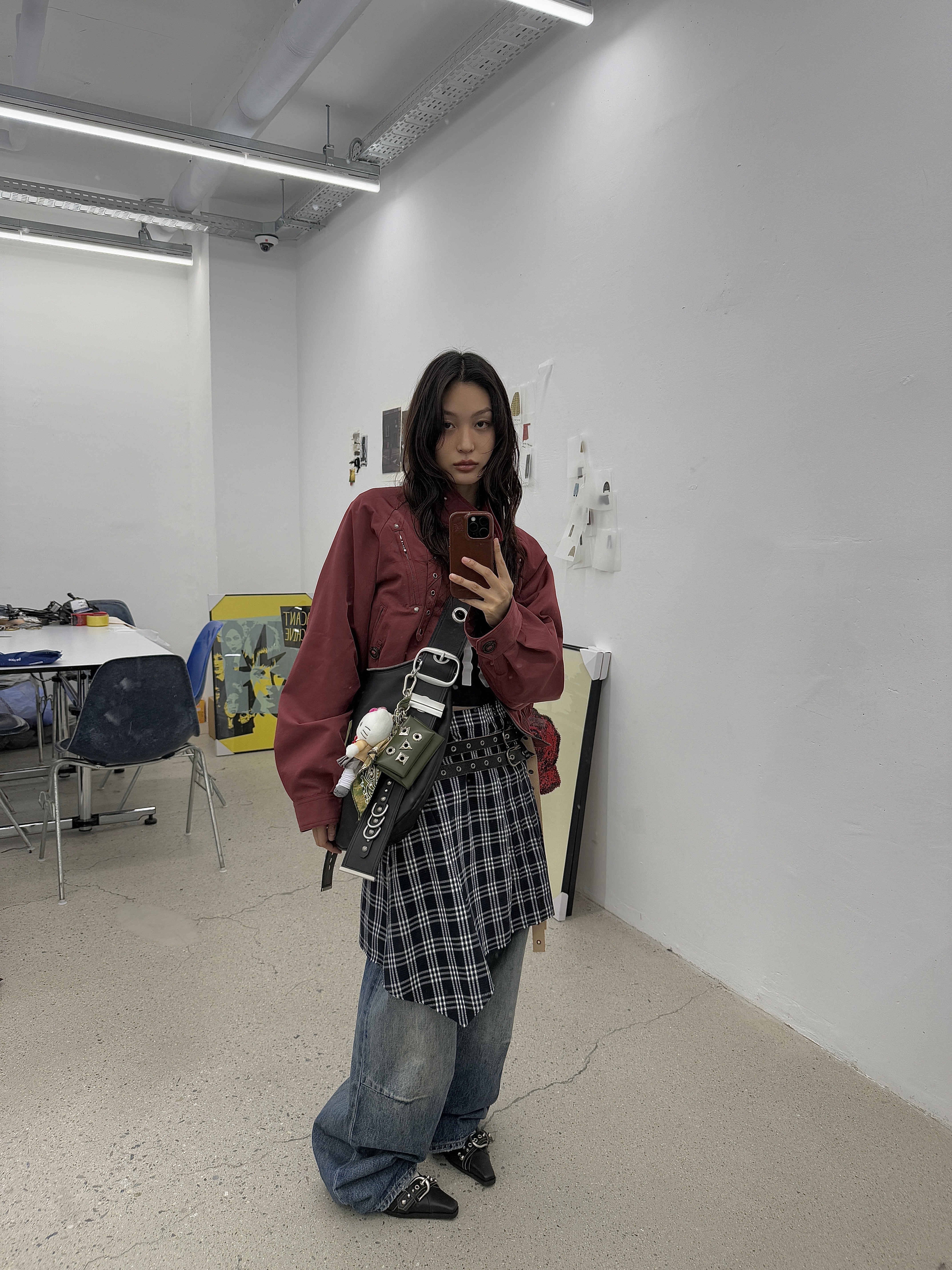 [KREAM 단독] Vacant Archive Bella Wide Strap Hobo Bag Black, [KREAM 단독] Vacant Archive Bella Wide Strap Hobo Bag Beige 착용 스타일
