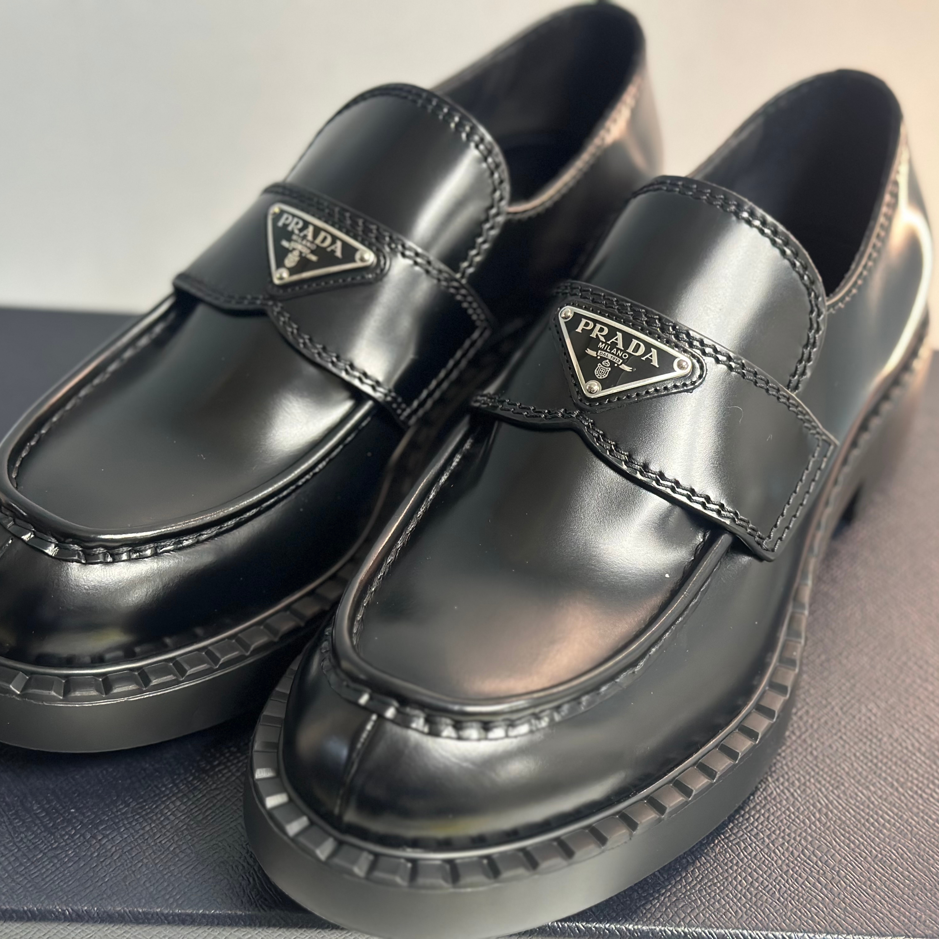 Prada Chocolate Brushed Leather Loafers Black 착용 스타일 - 2