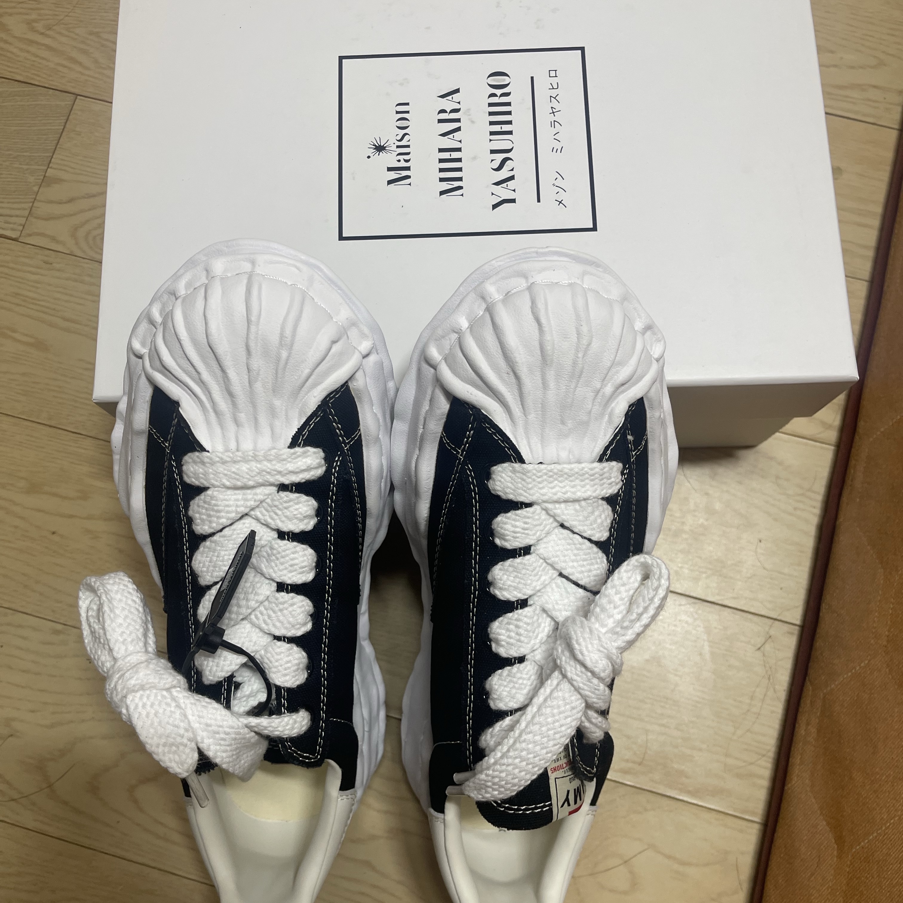 Maison Mihara Yasuhiro Blakey OG Sole Canvas Low-top Sneakers Black White 착용 스타일 - 2
