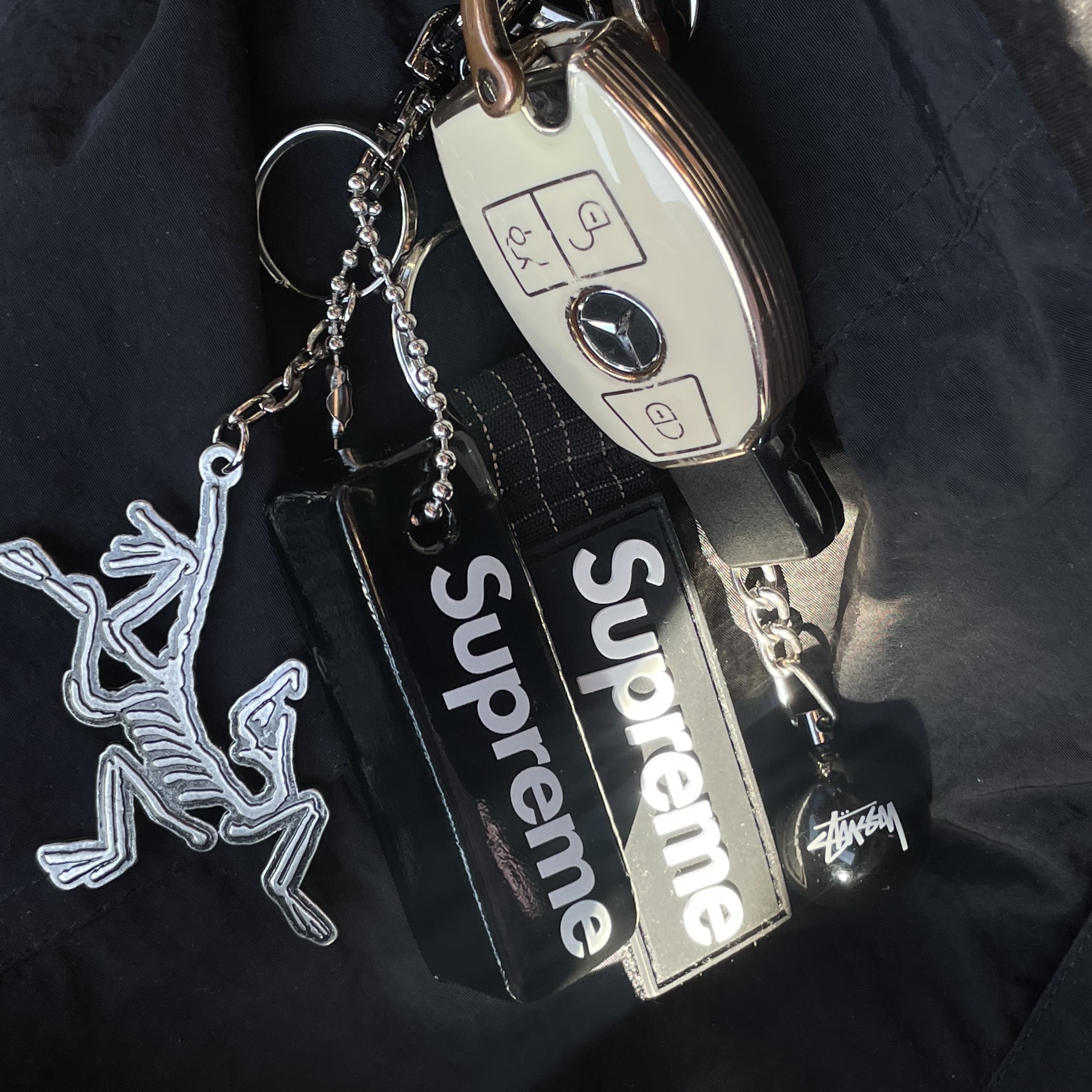 Arc'teryx Keyring Metal, Stussy 8 Ball Keychain Black 착용 스타일