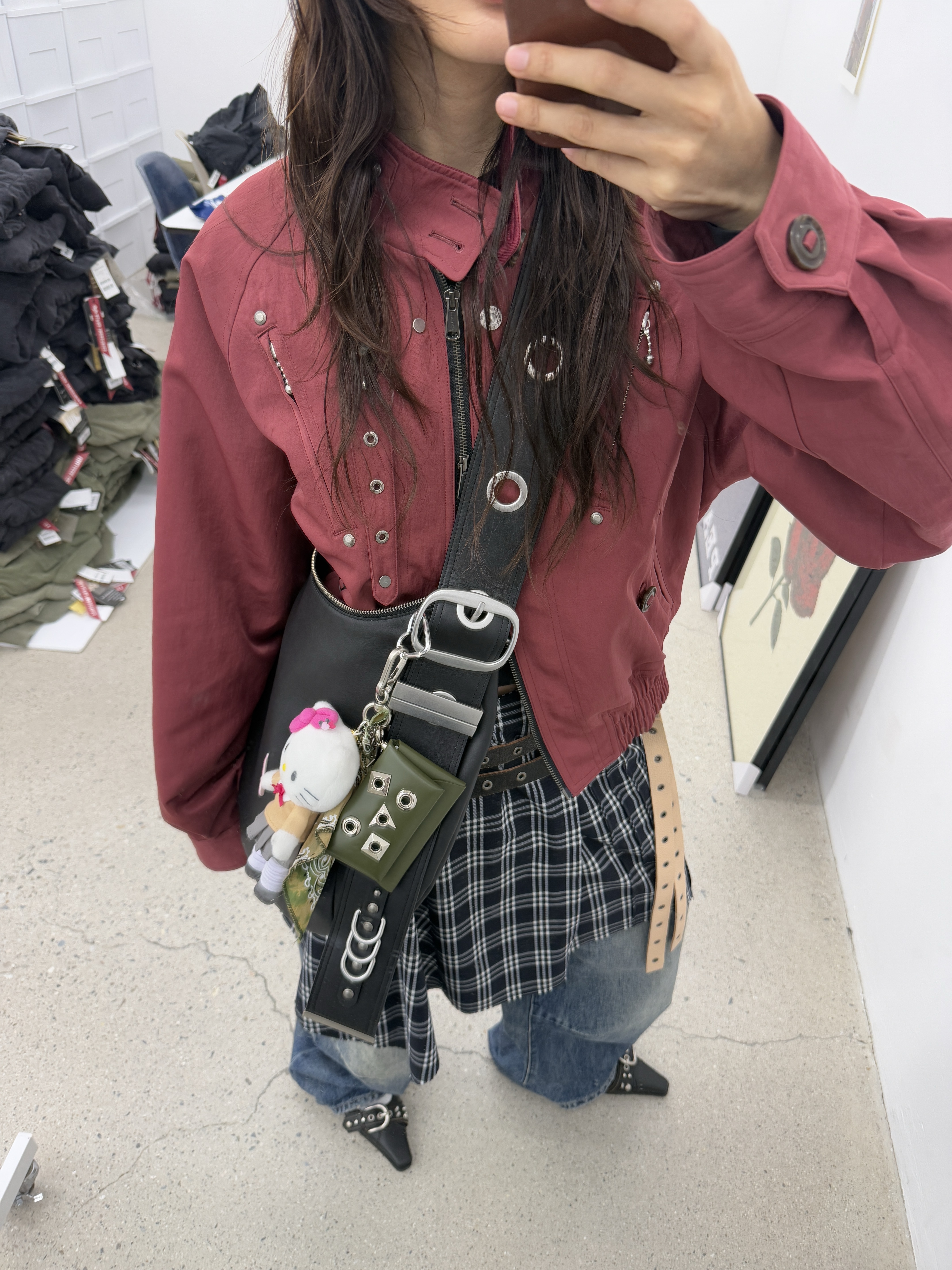 [KREAM 단독] 베이컨트 아카이브 벨라 와이드 스트랩 호보백 블랙, [KREAM 단독] 베이컨트 아카이브 벨라 와이드 스트랩 호보백 베이지 착용 스타일