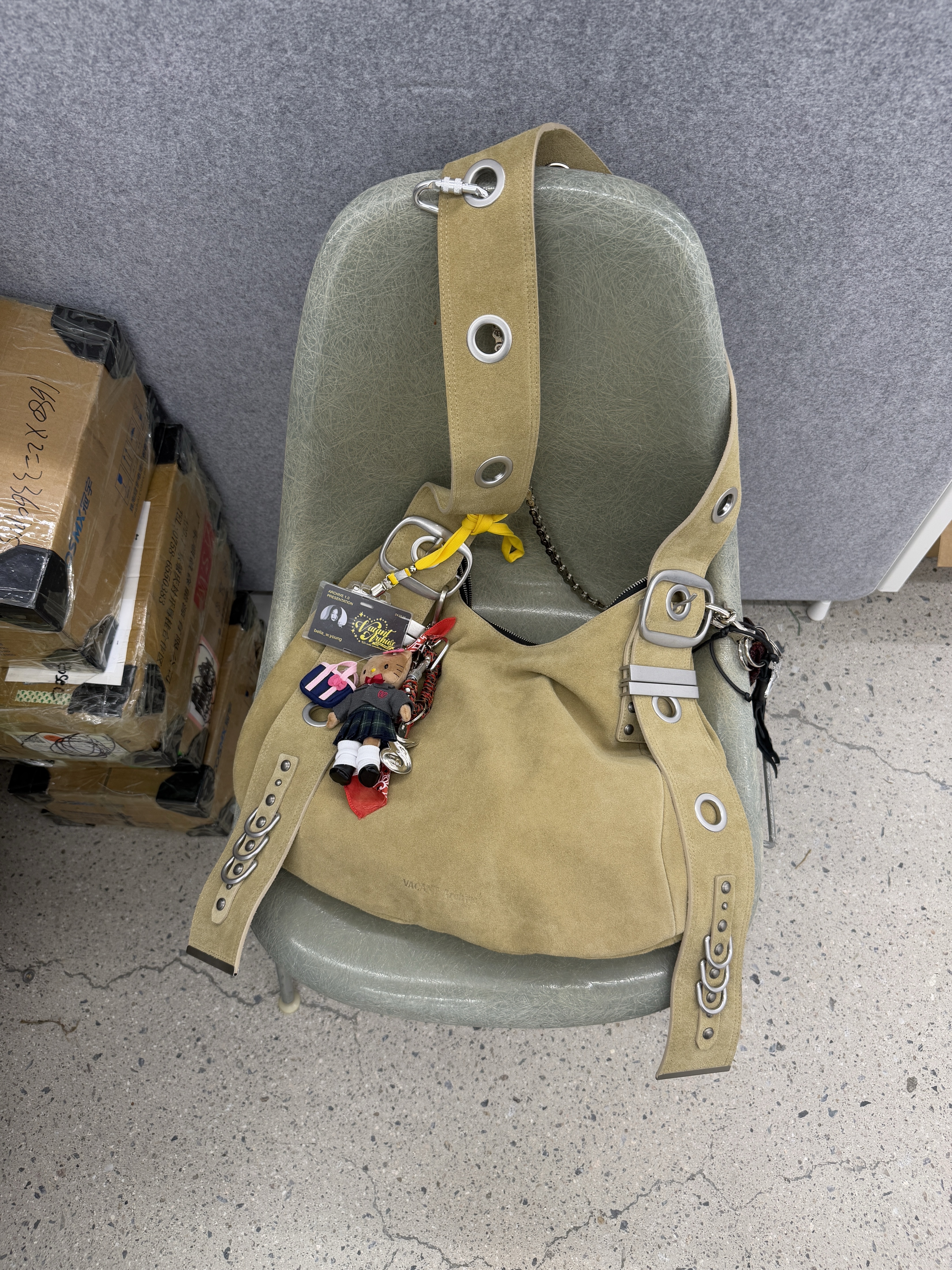 [KREAM 단독] Vacant Archive Bella Wide Strap Hobo Bag Black, [KREAM 단독] Vacant Archive Bella Wide Strap Hobo Bag Beige 착용 스타일