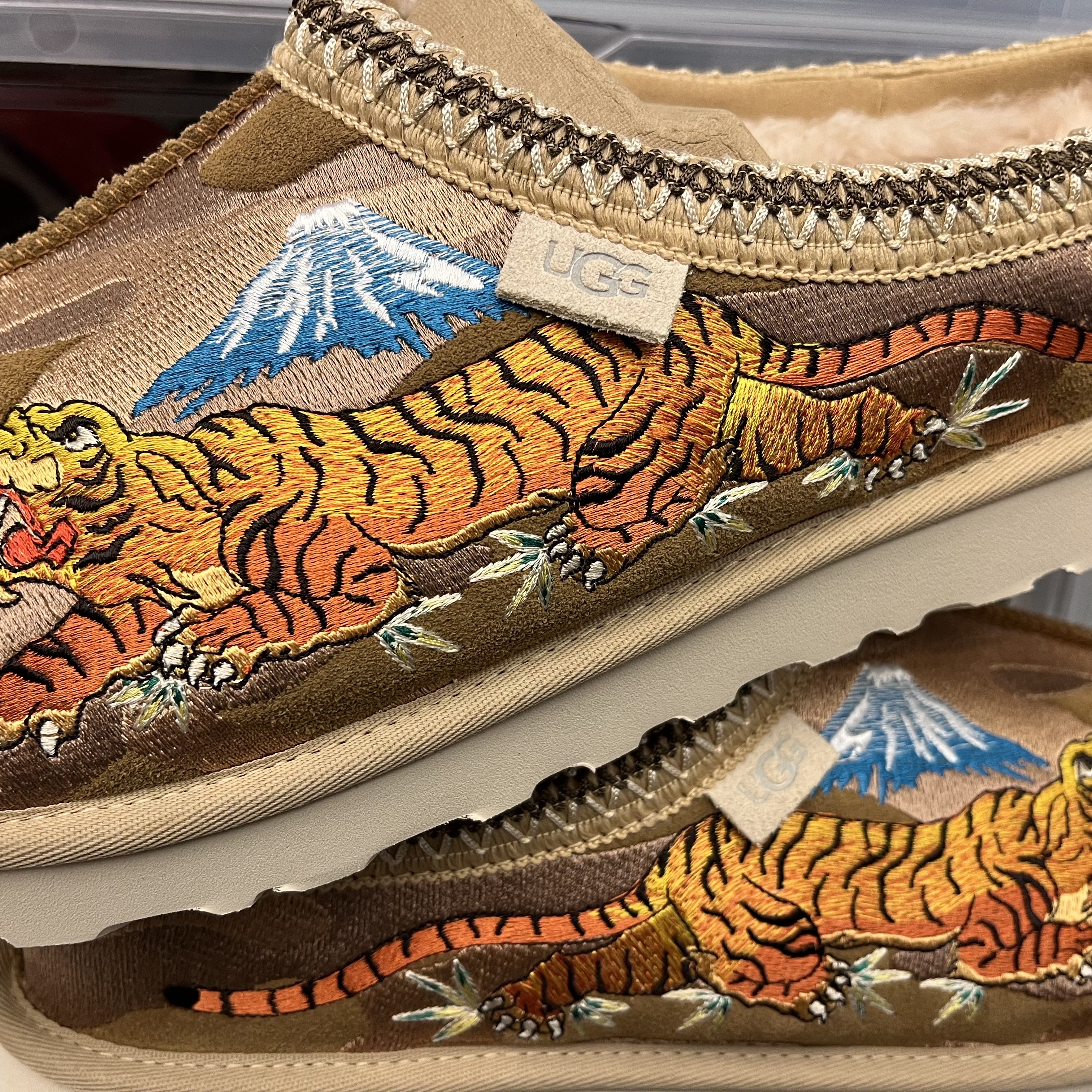 UGG x Palace Tasman Slipper Chestnut Camo 착용 스타일 - 1