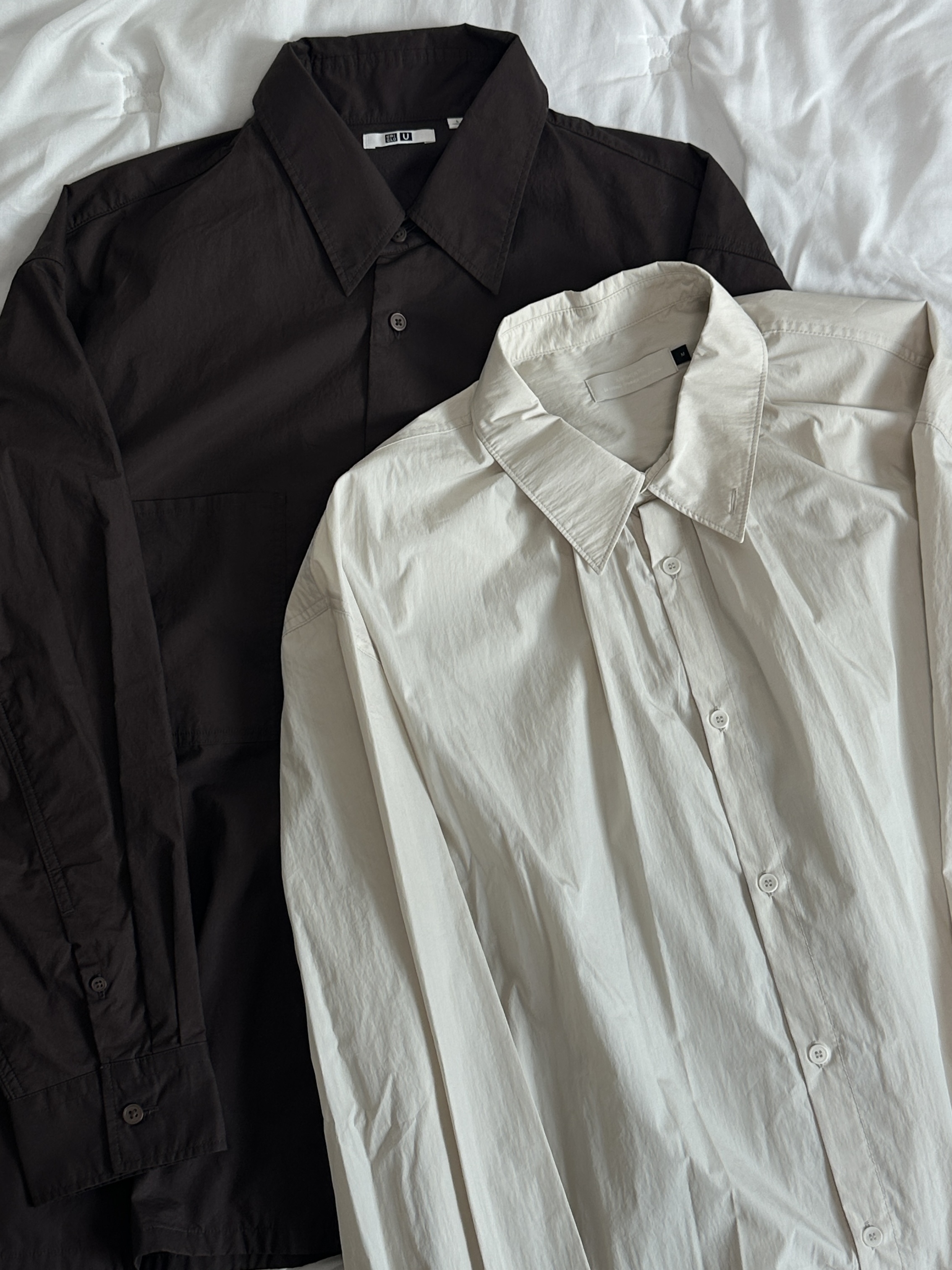 Uniqlo U Utility T-Shirt Longsleeve Dark Brown - KR, Amomento Oversize Shirring Shirts Ecru 착용 스타일 - 1