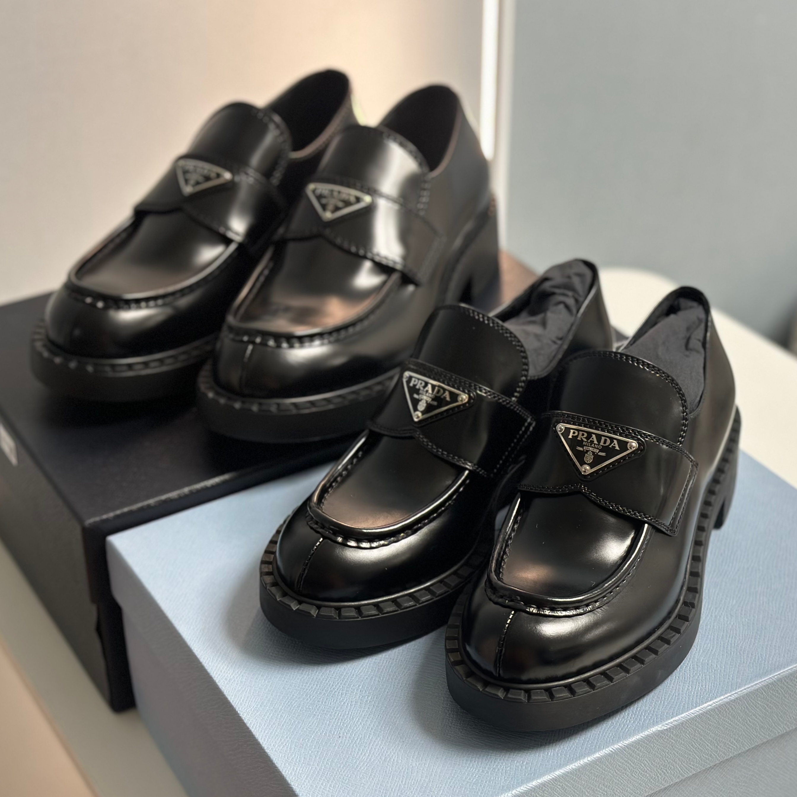 (W) Prada Chocolate Brushed Leather Loafers Black 착용 스타일 - 1