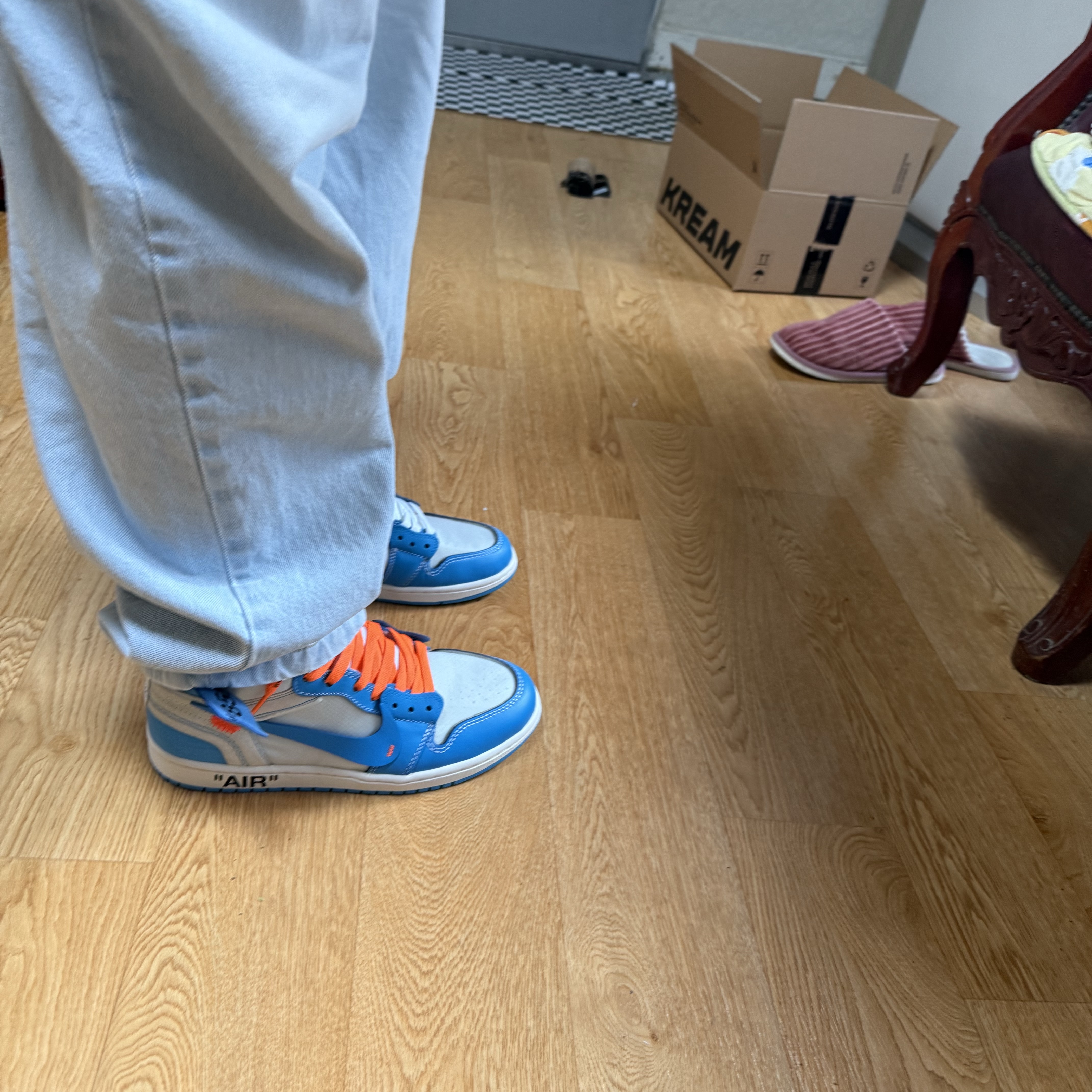 Jordan 1 x Off-White Retro High University Blue 착용 스타일 - 2