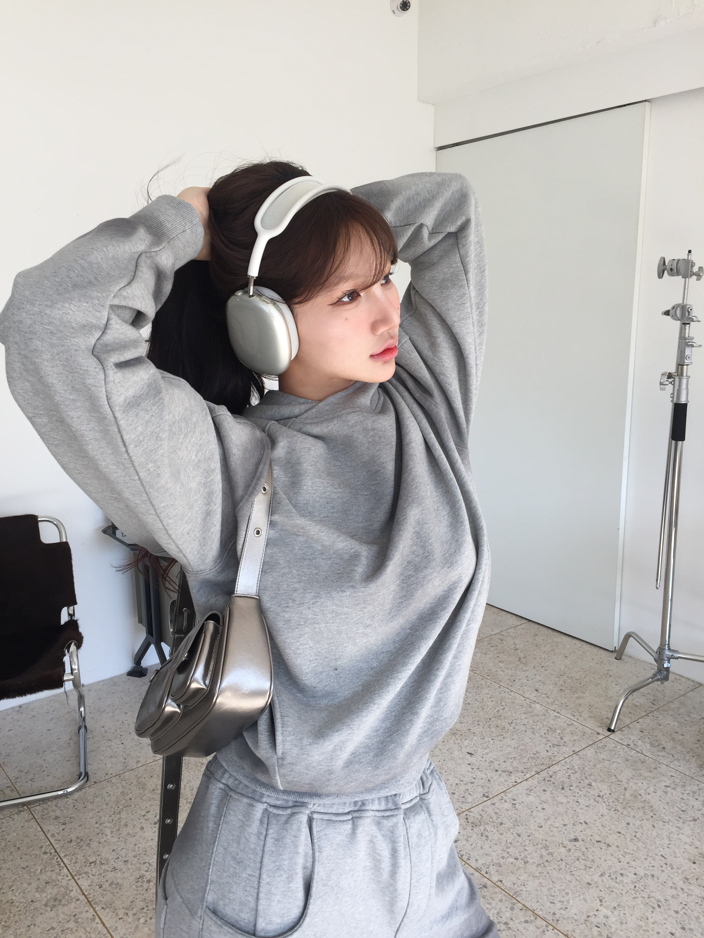 YIYAE Variation Spray Washed Crop Hoodie M.Gray, YIYAE Variation Spray Washed Semi Flared Sweat Pants M.Gray 착용 스타일 - 4