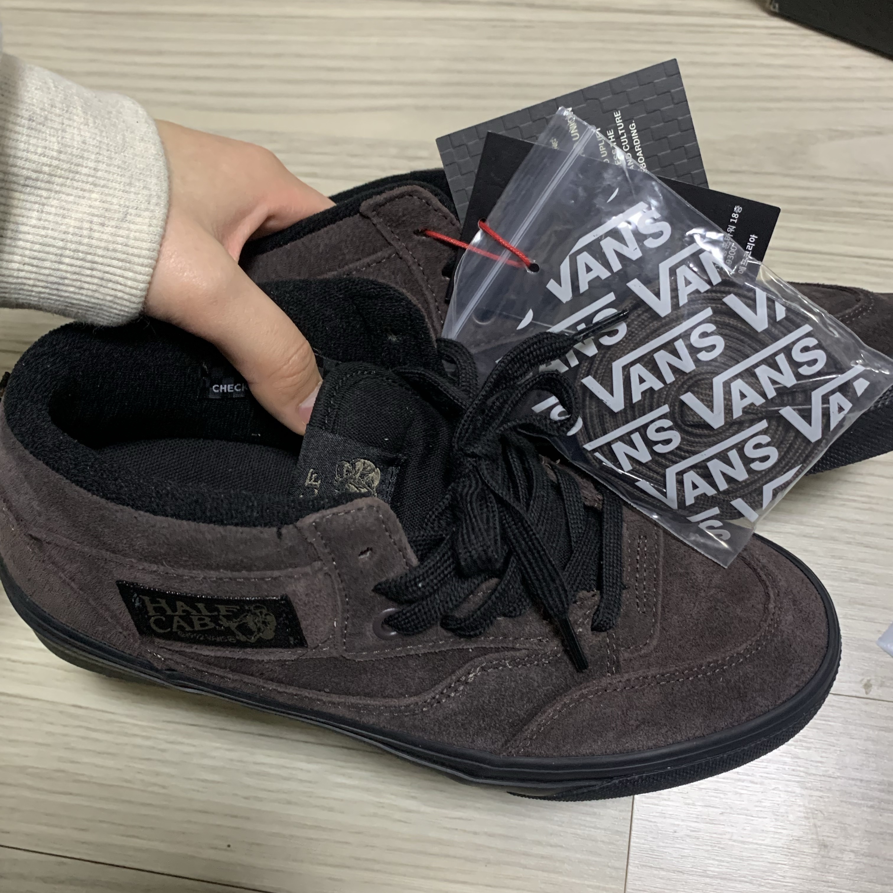 Vans Skate Half Cab Dark Brown Black 착용 스타일